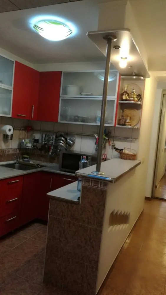 APARTAMENT 3 CAMERE, decomandat, cartier Baneasa, particular - Apartament 3 camere, confort 1, decomandat este situat in bloc de 4 etaje, scara 2 din 3, etajul 4. Zona linistita in apropierea parcului Herastrau. Bloc reabilitat termic, fara infiltrari de apa prin plafon sau alte scurgeri. Suprafata utila a apartamentului este de 74mp, compus din vestibul, 2 dormitoare, 1 living, bucatarie, balcon, 1 wc(de serviciu), 1 baie si 2 debarale. Blocul este situat in apropiere de Piata Baneasa, aeroport Aurel Vlaicu cu acces foarte aproape de statii de autobuz si in curand metrou. Ca zone comerciale, se afla Mall Baneasa, Ikea, Dedeman, Careffour si multe altele. Pentru mai multe detalii puteți suna la numărul de contact, 07********24.