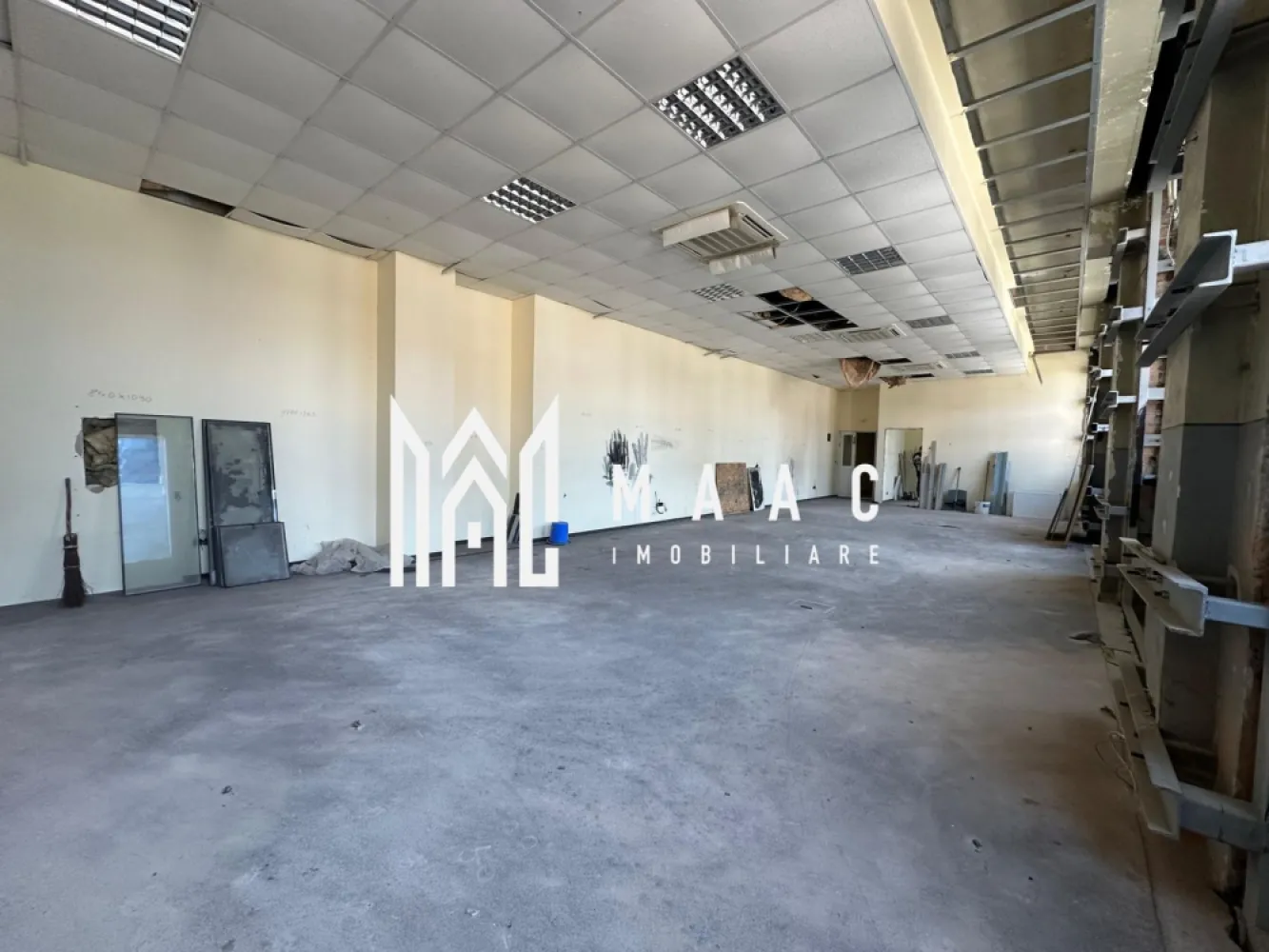 Cladire de birouri A+ | 900mp | Mihai Viteazu - Clădire întreagă de birouri clasa A+ disponibilă pentru închiriere – 900 mp utili, Bulevardul Mihai Viteazu O oportunitate rară în Sibiu: întreaga clădire (3 etaje superioare, total ~900 mp utili) este disponibilă pentru închiriere, perfectă pentru companii medii sau mari care își doresc sediu dedicat, cu toate funcționalitățile integrate. Suprafață totală: 900 mp, distribuiți pe 3 etaje – posibilitate de personalizare completă Recepție dedicată, birouri, săli de ședință, spații tehnice, zone de relaxare – totul într-un singur loc Locație centrală, zonă de business consacrată, în imediata vecinătate a Plaza 35 și MedLife Ideal pentru centre IT, firme de consultanță, clinici private, coworking sau instituții educaționale Un spațiu gândit pentru companii ambițioase care caută autonomie, imagine și eficiență. }}