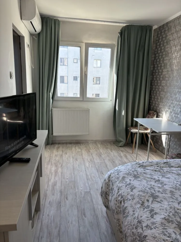 Garsoniera Alba Iulia - Vând garsoniera la Rond Alba Iulia,etajul 8 din 10,recent renovata,instalatii electrice si sanitare schimbate,utilata complet.
Toate actele la zi,ideal pentru închiriat ,regim hotelier.
Blocul este anvelopat,scara curata.
Exclus agentii.