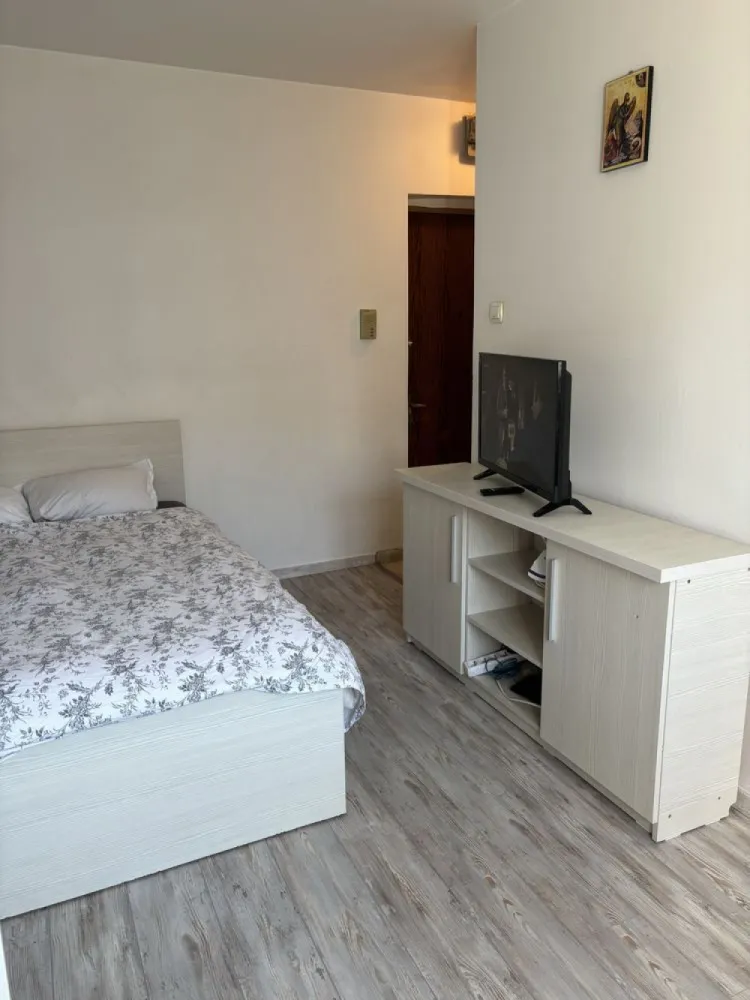 Garsoniera Alba Iulia - Vând garsoniera la Rond Alba Iulia,etajul 8 din 10,recent renovata,instalatii electrice si sanitare schimbate,utilata complet.
Toate actele la zi,ideal pentru închiriat ,regim hotelier.
Blocul este anvelopat,scara curata.
Exclus agentii.