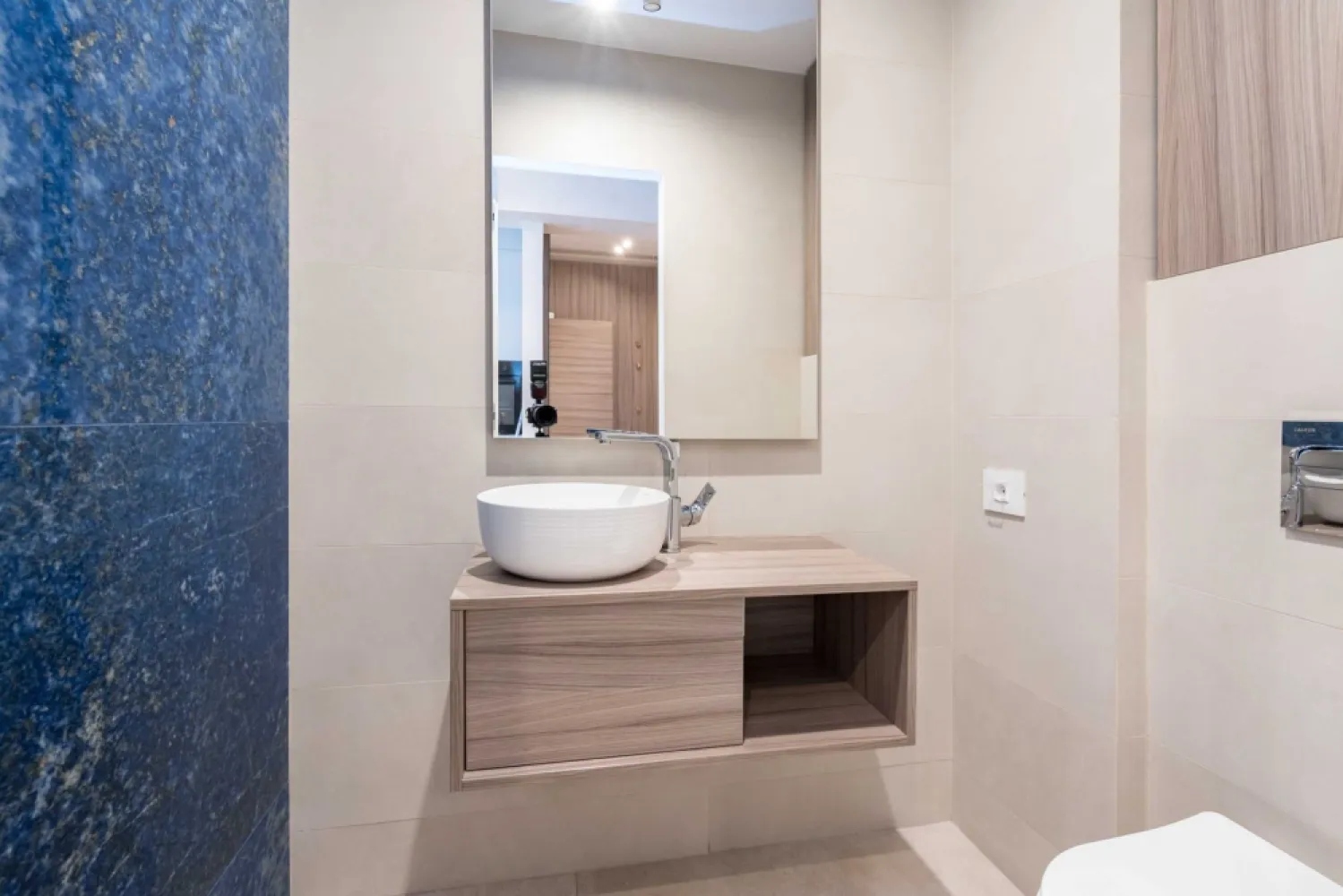 3 camere Bloc nou,Mobilat Utilat,Parcare sub,Paza,Boxa,Vedere panorami - Un apartament foarte rar, de care proprietarii se despart greu, un apartament complet intr-un bloc sigur si central.
Se preda renovat, mobilitat si utilat complet, a carei investitie depaseste suma de 60.000euro, impreuna cu o parcare in subsol si o boxa.
Finalizat in 2010, blocul are o asociatie insufletita, este bine intretinut, au serviciul de paza si multe facilitati. Sunt incluse in pret o parcare subterana in sistem Klauss si o boxa spatioasa, cadastrate individual.
A fost complet modernizat impreuna cu o echipa de design interior si parteneri care s-au implicat sufleteste si au creeat un adevarat camin, cu un ambient deosebit care se ofera in stare impecabila. S-au folosit printre altele usi filomoro la bai, geamuri noi,finisaje si obiecte sanitare de cea mai buna calitate. Este complet utilat cu electrocasnice de la AEG(masina de spalat cu uscator si pompa de caldura), masina de spalat vase, aer conditionat cu control din telefon, centrala termica noua cu termostat inteligent, TV, canapea extensibila(electrica), corpuri de iluminat(control Google Home), iala smart(acces de la distanta) si lista continua.
Orientarea Sud-Vestica aduce lumina naturala , apusuri spectaculoare si dimineti extraordinare chiar si in sezonul rece, vederea fiind catre zona de case in directia Piata Alba Iulia.
Apartamentul este foarte bine izolat termic cat si fonic, zgomotele de la vecini fiind inexistente.
A fost un loc plin cu amintiri pretioase, in mijlocul orasului, iar acum asteapta sa devina acasa pentru o noua familie. Motivul despartirii il reprezinta mutarea langa oras pentru spatii mai generoase si o conectare mai buna cu natura, si evitarea unui proces de inchiriere.
