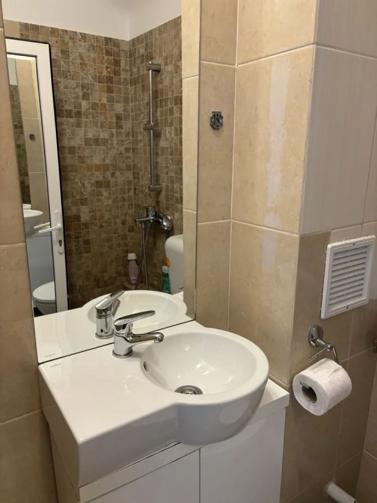 Garsoniera Alba Iulia - Vând garsoniera la Rond Alba Iulia,etajul 8 din 10,recent renovata,instalatii electrice si sanitare schimbate,utilata complet.
Toate actele la zi,ideal pentru închiriat ,regim hotelier.
Blocul este anvelopat,scara curata.
Exclus agentii.