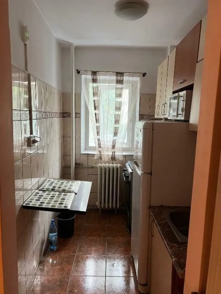 Garsonieră lângă parc - Garsonieră cf 1, 33 mp utili, decomandată, balcon închis termopan, mobilată, aer condiţionat, uşă metalică, etaj 2 , lângă parc şi metrou, bloc mixt apartamente.