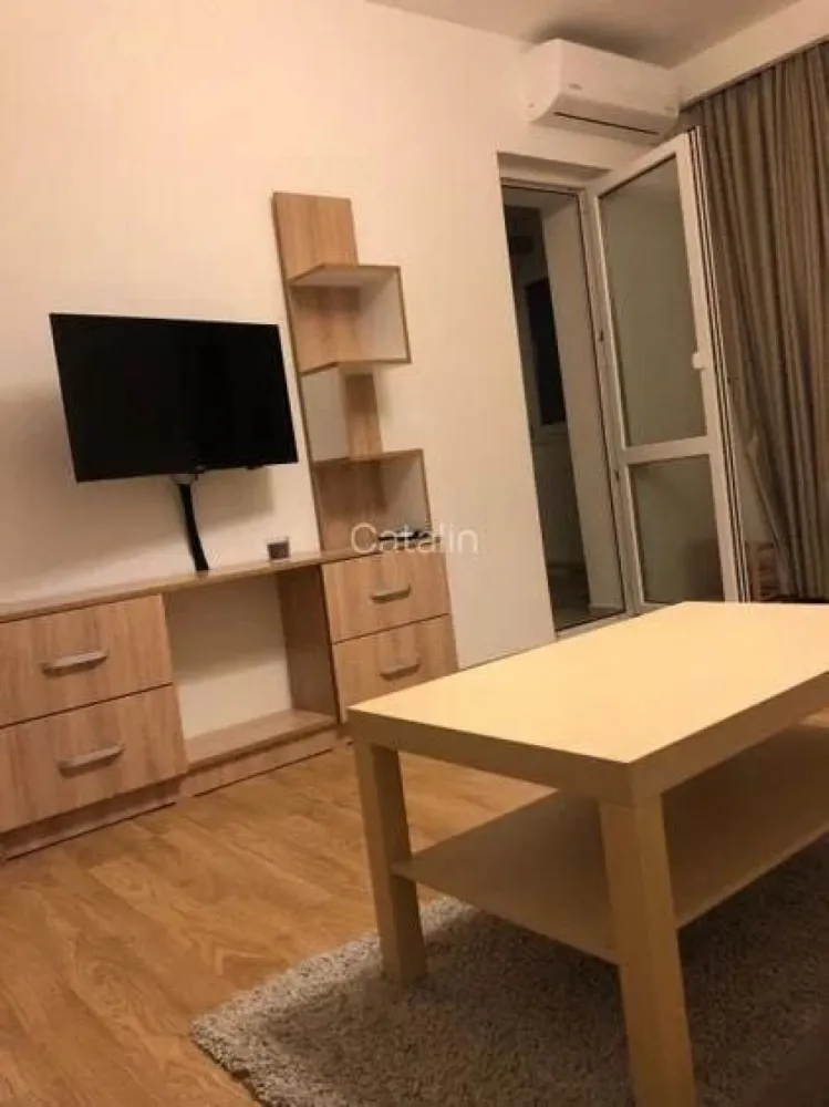 PROPRIETAR! Vand garsoniera mobilata - Tineretului -7 minute de metrou - PROPRIETAR, vand garsoniera complet mobilata Tineretului, la 7 minute de metrou. Garsoniera se vinde complet mobilata si utilata, este situata pe strada Piscului, etaj 9 din 10, plus un etaj tehnic

Dotari: 
- Aer 
- Masina spalat rufe 
- Combina frigorifica
- Hota 
- Cuptor Electric 
- Plita incorporabila 
- Cuptor cu microunde 
- Aspirator 
- Fier de calcat 
- Canapea extensibila 
- Dressing 
- Comoda si mobilier ptr TV; 
- Smart TV 

 Imprejurimi: 

- Parcul Tineretului - 2 min 
- METROU Tineretului - 7 min 
- METROU Timpuri Noi - 7 min 
- PROFI - 5 min 
- Mega Image - 2 min 
- Farmacie NON-STOP - 5 min 
- Piata Norilor - 5 min 
- Magazinul Unirii - 15 min 
- Vitan Mall - 15 min 
- Facultatile: Facultatea de Drept Nicolae Titulescu, Universitatea Titu Maiorescu, Universitatea Crestina Dimitrie Cantemir - 4 minute 

Restaurante, farmacii, cafenele , banci, etc...

 Nu platesc comision agentilor imobiliari!