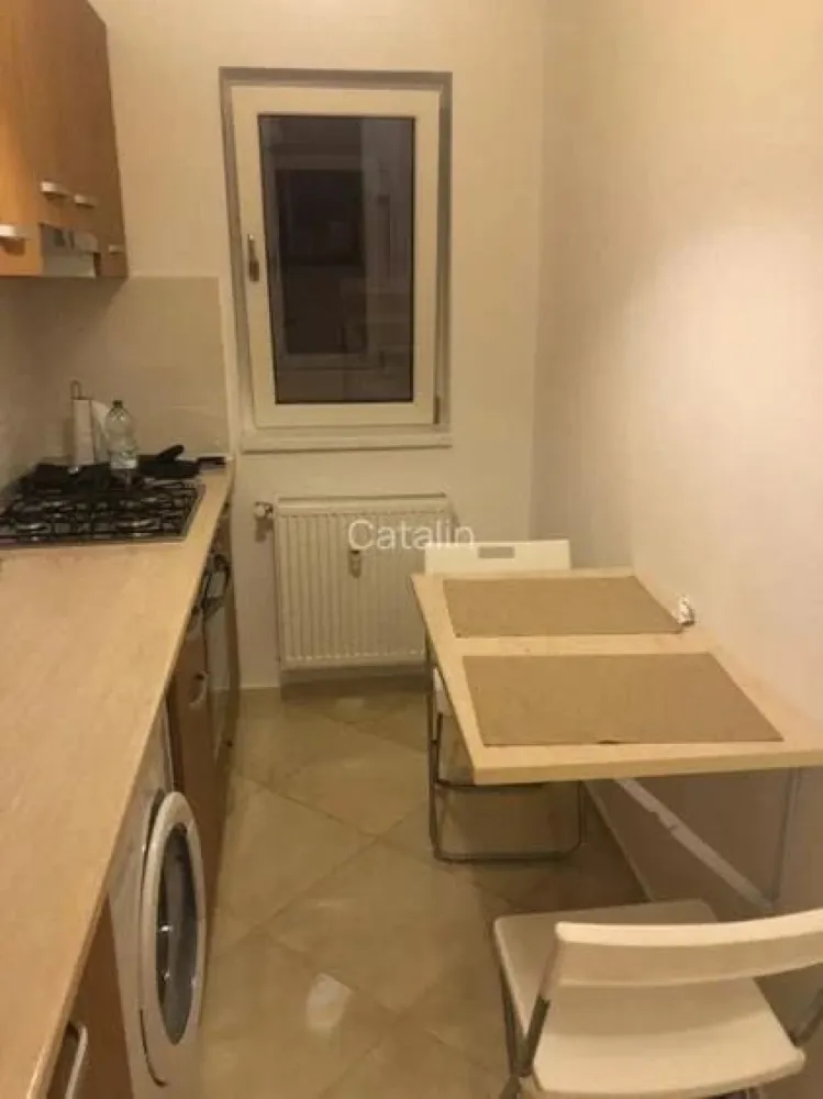 PROPRIETAR! Vand garsoniera mobilata - Tineretului -7 minute de metrou - PROPRIETAR, vand garsoniera complet mobilata Tineretului, la 7 minute de metrou. Garsoniera se vinde complet mobilata si utilata, este situata pe strada Piscului, etaj 9 din 10, plus un etaj tehnic

Dotari: 
- Aer 
- Masina spalat rufe 
- Combina frigorifica
- Hota 
- Cuptor Electric 
- Plita incorporabila 
- Cuptor cu microunde 
- Aspirator 
- Fier de calcat 
- Canapea extensibila 
- Dressing 
- Comoda si mobilier ptr TV; 
- Smart TV 

 Imprejurimi: 

- Parcul Tineretului - 2 min 
- METROU Tineretului - 7 min 
- METROU Timpuri Noi - 7 min 
- PROFI - 5 min 
- Mega Image - 2 min 
- Farmacie NON-STOP - 5 min 
- Piata Norilor - 5 min 
- Magazinul Unirii - 15 min 
- Vitan Mall - 15 min 
- Facultatile: Facultatea de Drept Nicolae Titulescu, Universitatea Titu Maiorescu, Universitatea Crestina Dimitrie Cantemir - 4 minute 

Restaurante, farmacii, cafenele , banci, etc...

 Nu platesc comision agentilor imobiliari!