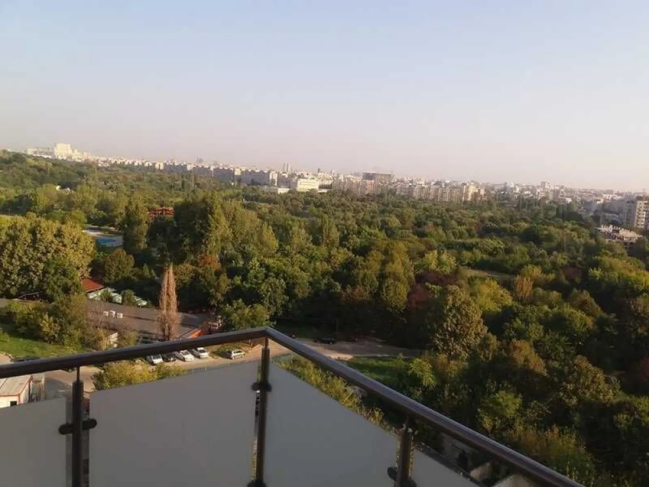 Vanzare studio in The Park Tineretului, vedere suberba - Proprietar, ofer spre Vanzare un
Studio modern, avand o Suprafata generoasa, care permite compartimentarea in 2 camere, situat in Complexul rezidential The Park. Zona Tineretului este parte integrata a sectorului 4. Va invitam sa descoperiti aceasta deosebita zona, care cuprinde cu siguranta toate nevoile.
Localizare: Studioul este localizat in Zona Tineretului, pe Strada Pajistei, in imobil cu acces stradal si vedere spre Parcul Tineretului, Casa Poporului si Palatul Copiilor, find o incantare sa va relaxati dupa o zi de munca, in balcon, admirand peisajul si apusul soarelui. 
Etaj: Apartamentul este pozitionat la etajul 10 din 11. 
Compartimentarea studioului in momentul de fata cuprinde o camera de zi cu bucatarie deschisa, 1 grup sanitar, 1 balcon deschis. Dimensiunea generoasa a camere, permite compartimentarea unui dormitor intim si confortabil. 
Suprafete: Suprafata Total Construita a apartamentului este de 42 mp, Suprafata Utila este de 37 de mp, iar suprafata balconului este de aproximativ 5 mp, St 48mp. 
Constructia Complexului rezidential este finalizata in anul 2017, pe structura de beton. Compartimentarile interioare sunt facute din caramida, izoland astfel foarte bine termic si fonic locuinta. Aceasta locuinta se vinde complet mobilata si utilat. 
Numeroasele locuri de joaca pentru copii, institutiile bancare, centrele comerciale, institutiile de invatamant si mijloacele de transport, fac din zona Tineretului una dintre cele mai cautate zone din Capitala, ravnita chiar si de cei mai pretentiosi cumparatori si chiriasi.
Daca se doreste ca aceast apartament situat in zona Tineretului, pe Strada Pajistei, sa devina locuinta sau spatiu de birouri, zona acopera toate nevoile. Ca utilitati, zona Tineretului dispune de toate tipurile de retele: apa, gaze, canalizare, internet, cablu si de o infrastructura sociala completa.
Vecinatati: Magazine, piata, gradinita, scoala, STB, metrou, parc, drum urban, hotel, aeroport, bar/pub, restaurant, Calea Vacaresti, Sun Plaza, Parc Tineretului, Parcul National al Copiilor, Parcul Natural Vacaresti, Delta Vacaresti.
Acte: Apartamentul detine carte funciara, nr.cadastral, certificat energetic.
Incalzire: Imobilul dispune de incalzire centralizata proprie.
Strazile amenajate permit o plimbare lunga si linistita, unde puteti gasi si spatii verzi bine amenajate dar si mici parculete in apropierea imobilului.
Apartamentul, ca si nivel de finisaje dispune de: parchet, gresie, faianta, usi interioare din lemn, usa de intrare din metal, instalatii electrice si sanitare noi, aer conditionat. Orientarea cardinala este pe NORD-EST, beneficiind astfel de lumina naturala a soarelui inca din prima parte a zilei, iar privelistea spre Parcul Tineretului, este incantatoare. 

In cazul in care oferta noastra v-a captat atentia si doriti sa deveniti un fericit cumparator, va asteptam la o vizionare, studioul putand fi vazut in orice zi, cu programare in prealabil.