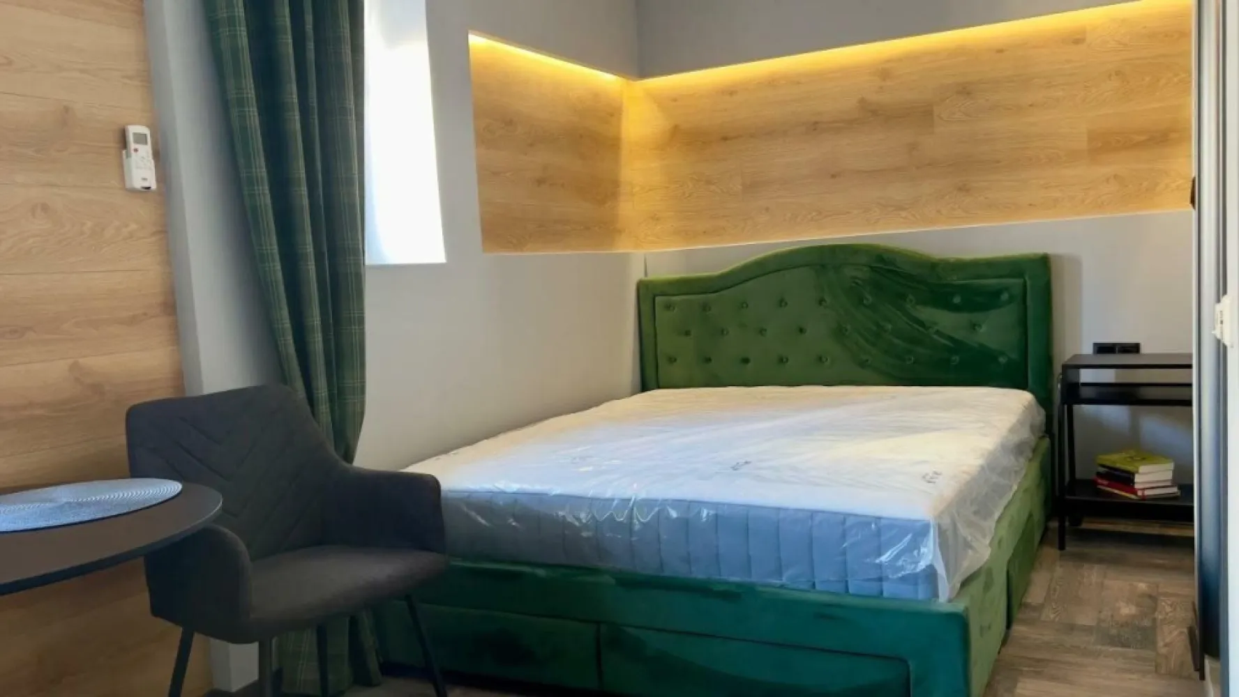 Garsonieră în Centru Istoric Vechi - Direct Proprietar - Vând garsoniera în Centru Istoric Vechi mobilata şi utilata aşa cum este in poze, rămâne absolut tot, 17mp utili, gata de mutare, varianta buna pentru investite sau chirie pe AIRB&B, pentru mai multe detalii contactaţi.