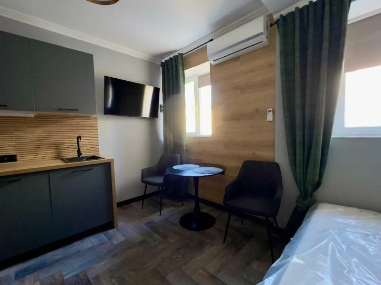 Garsonieră în Centru Istoric Vechi - Direct Proprietar - Vând garsoniera în Centru Istoric Vechi mobilata şi utilata aşa cum este in poze, rămâne absolut tot, 17mp utili, gata de mutare, varianta buna pentru investite sau chirie pe AIRB&B, pentru mai multe detalii contactaţi.