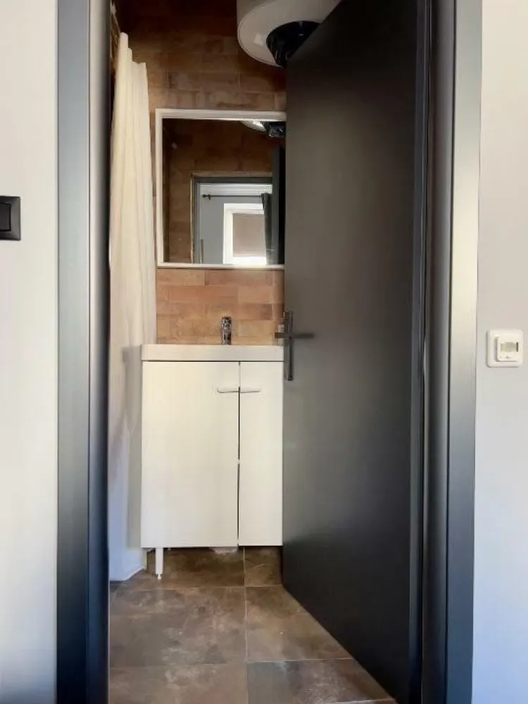 Garsonieră în Centru Istoric Vechi - Direct Proprietar - Vând garsoniera în Centru Istoric Vechi mobilata şi utilata aşa cum este in poze, rămâne absolut tot, 17mp utili, gata de mutare, varianta buna pentru investite sau chirie pe AIRB&B, pentru mai multe detalii contactaţi.