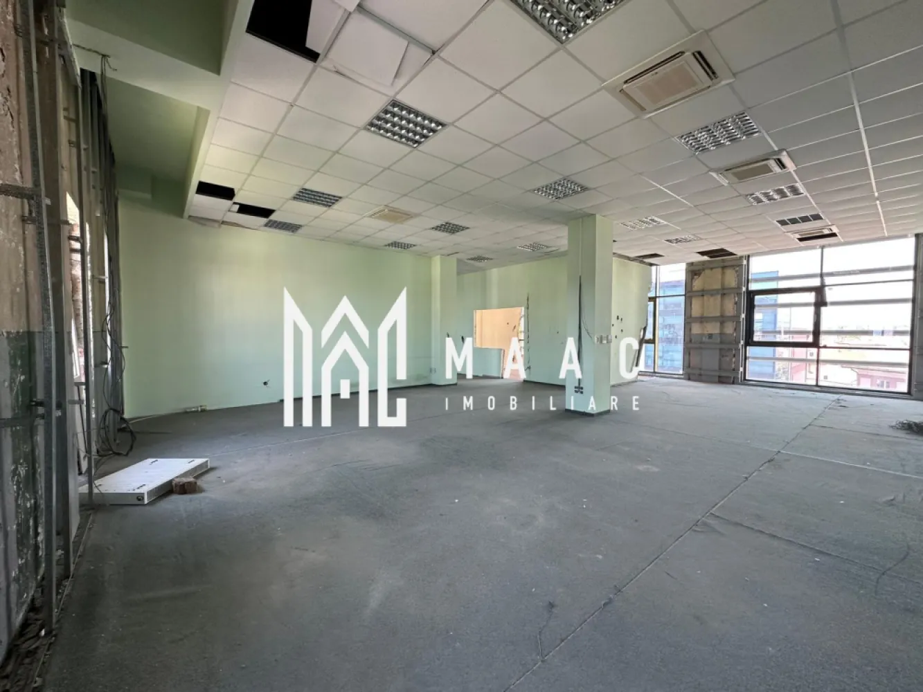 Spațiu de birouri | Etaj 3 | Expunere | Mihai Viteazu - Ultimul etaj disponibil – Etajul 3, spațiu de birouri A+ pentru închiriere în Sibiu Cauți un spațiu retras, luminos și cu un view privilegiat? Etajul 3 din clădirea de birouri clasa A+ de pe Bulevardul Mihai Viteazu îți oferă exact acest avantaj. Etaj superior, cu priveliște și lumină naturală generoasă Aproximativ 300 mp utili – spațiu ideal pentru birouri de creație, arhitectură, coaching sau echipe de management Liniște, discreție și o atmosferă propice pentru concentrare și eficiență Posibilitate de închiriere individuală sau împreună cu alte etaje Acces facil, parcări în zonă, apropiere de restaurante și facilități esențiale. O alegere inteligentă pentru companiile care vor mai mult decât un simplu birou. }}