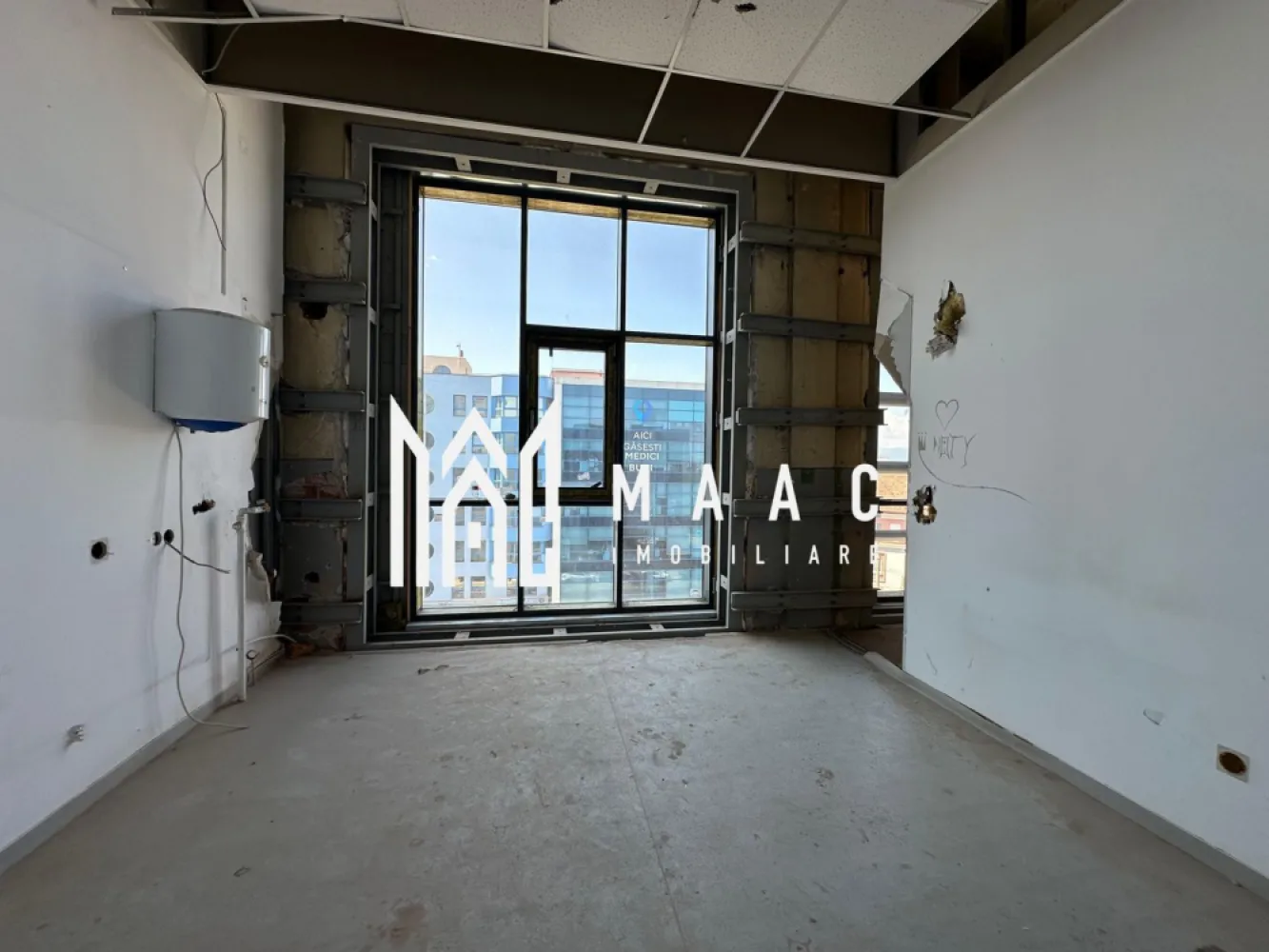 Spațiu de birouri | Etaj 3 | Expunere | Mihai Viteazu - Ultimul etaj disponibil – Etajul 3, spațiu de birouri A+ pentru închiriere în Sibiu Cauți un spațiu retras, luminos și cu un view privilegiat? Etajul 3 din clădirea de birouri clasa A+ de pe Bulevardul Mihai Viteazu îți oferă exact acest avantaj. Etaj superior, cu priveliște și lumină naturală generoasă Aproximativ 300 mp utili – spațiu ideal pentru birouri de creație, arhitectură, coaching sau echipe de management Liniște, discreție și o atmosferă propice pentru concentrare și eficiență Posibilitate de închiriere individuală sau împreună cu alte etaje Acces facil, parcări în zonă, apropiere de restaurante și facilități esențiale. O alegere inteligentă pentru companiile care vor mai mult decât un simplu birou. }}