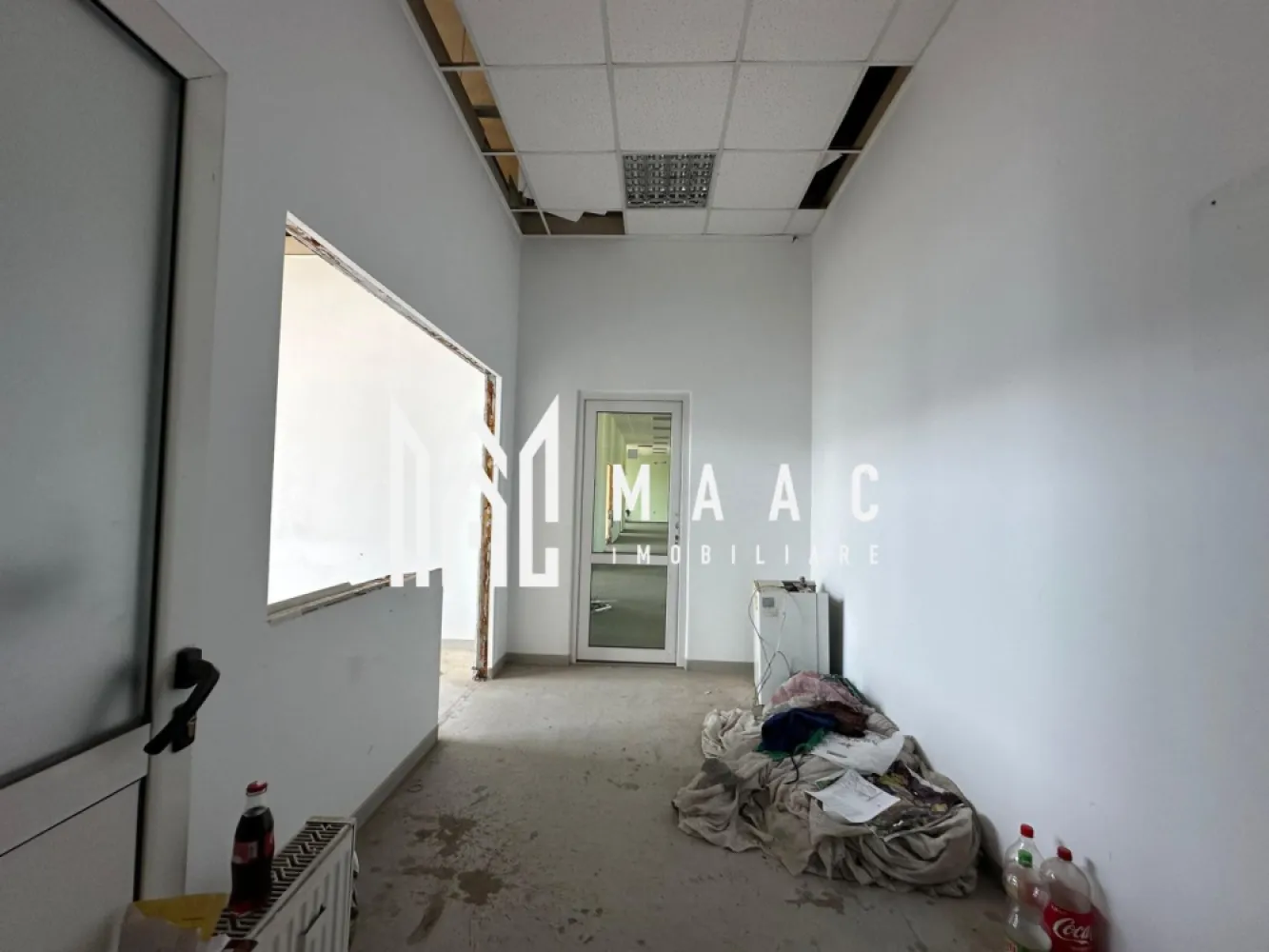 Spațiu de birouri | Etaj 3 | Expunere | Mihai Viteazu - Ultimul etaj disponibil – Etajul 3, spațiu de birouri A+ pentru închiriere în Sibiu Cauți un spațiu retras, luminos și cu un view privilegiat? Etajul 3 din clădirea de birouri clasa A+ de pe Bulevardul Mihai Viteazu îți oferă exact acest avantaj. Etaj superior, cu priveliște și lumină naturală generoasă Aproximativ 300 mp utili – spațiu ideal pentru birouri de creație, arhitectură, coaching sau echipe de management Liniște, discreție și o atmosferă propice pentru concentrare și eficiență Posibilitate de închiriere individuală sau împreună cu alte etaje Acces facil, parcări în zonă, apropiere de restaurante și facilități esențiale. O alegere inteligentă pentru companiile care vor mai mult decât un simplu birou. }}