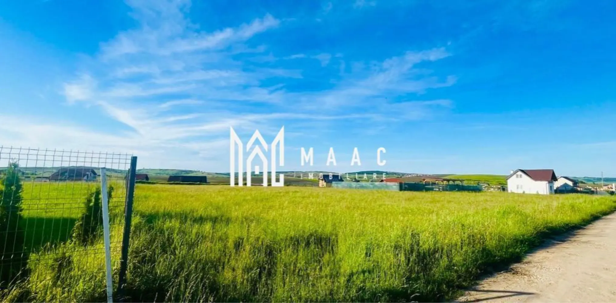 Teren 521MP | INTRAVILAN | Sibiu - Se oferă spre vânzare teren cu potențial rezidențial ridicat, situate în perimetrul recent urbanizat al municipiului Sibiu, ca urmare a deciziei administrative din 2025 privind extinderea intravilanului. Acestea beneficiază de o localizare strategică, într-o zonă aflată în dezvoltare accelerată și cu acces facil către oraș. Suprafață totală și compunere: Teren principal: 521 mp, neîmprejmuit, introdus în intravilan Cota parte drum de acces: 1/4 dintr-un teren de 260 mp (corespunzând la 65 mp), inclus în intravilan Total teren deținut: 586 mp Situație juridică și urbanistică (actualizată 2025) Regim juridic: Proprietate clară, fără litigii Zona funcțională urbanistică: L2 – Zonă destinată locuințelor individuale Subzonă specifică: L2e – Regim redus de înălțime (P, P+1, P+M) Reglementări în curs: Elaborarea planului de sistematizare stradală și amenajarea drumului de acces Proiectare și racordare la rețele edilitare publice: Apă potabilă Canalizare menajeră Rețea electrică (Posibilitate de internet/fibră optică în zona extinsă) Avantaje cheie: Introducerea recentă în intravilan = creștere imediată de valoare Cadru urbanistic stabil, destinat construcțiilor de locuințe individuale Teren plan, ideal pentru proiect rezidențial de mici dimensiuni Accesibilitate crescută prin viitoarea infrastructură rutieră Zona vizată de extindere rezidențială coordonată de autoritățile locale Destinații recomandate: Casă de vacanță sau locuință permanentă Proiect unifamilial cu teren generos și acces dedicat Pentru detalii complete,programarea unei vizite la teren, vă rugăm să ne contactați specificând ID: CP2586872 }}