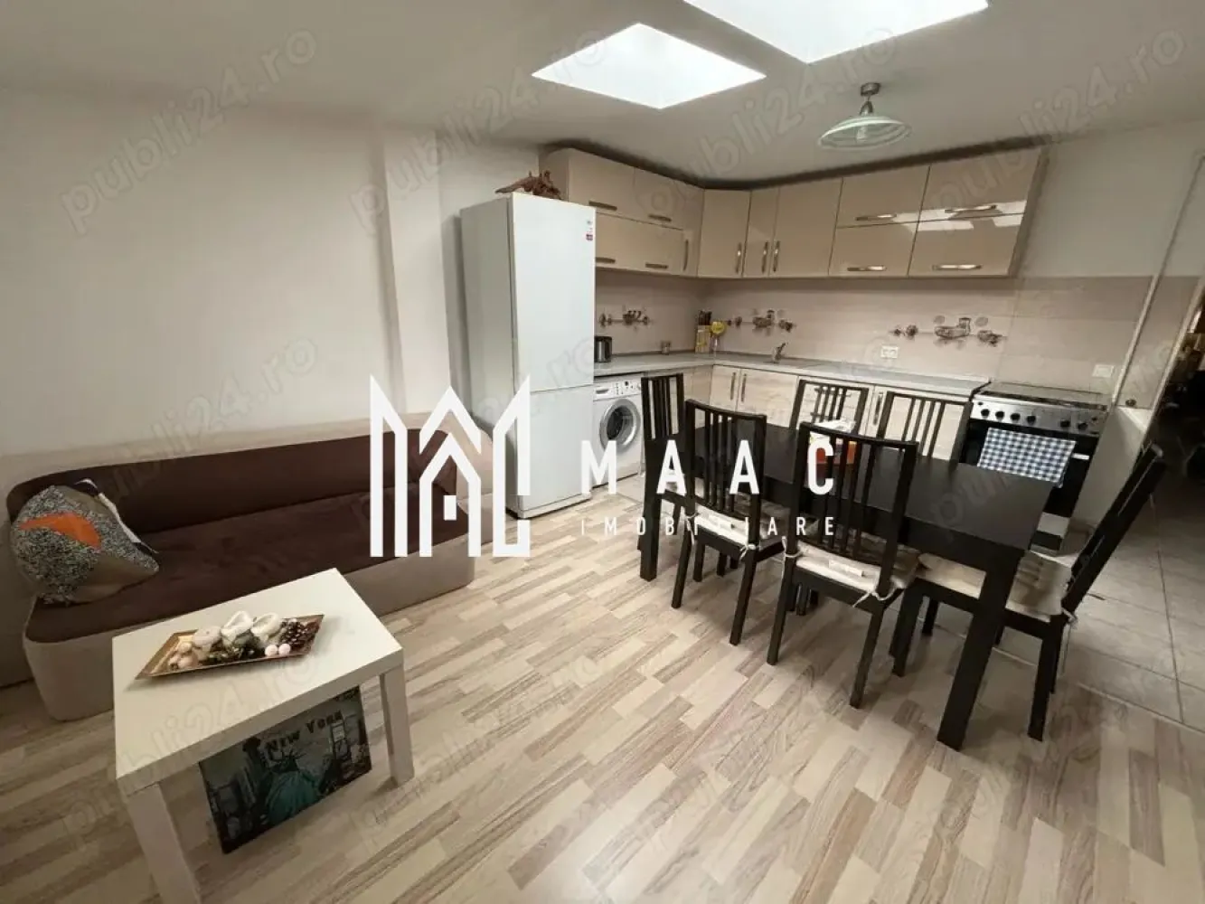 Apartament 3 camere | 92 MPU | Decomandat | Parcare | Strand - MAAC Imobiliare va prezinta un apartament cu 3 camere decomandat în zona Ștrand II. Caracteristici: Tip: apartament pe două niveluri Compartimentare: decomandat Suprafață utilă: 92,36 mp Suprafață construită: 110 mp Etaj: 4 din 4 (bloc cu parter înalt) An construcție: 2011 Primul nivel (aproximativ 65 mp): Living open-space, integrat cu cucătărie, complet mobilată și utilată (include mașină de spălat vase Bosch, aragaz, frigider), dormitor, baie spațioasă dotată atât cu cadă, cât și cu cabină de duș, hol lung și aerisit, ce face legătura între spațiile principale, spațiu de depozitare discret, în holul pătrat care face trecerea către mansardă. Etajul superior / Mansardă (aproximativ 30 mp): Dormitor mare cu tavan înalt și bine izolat fonic, scară interioară placată cu lemn masiv. Dotări și beneficii: Apartamentul se vinde complet mobilat și utilat (integral sau parțial, la alegerea cumpărătorului) Centrală termică proprie cu calorifere Loc de parcare privat inclus în preț Apartamentul a fost achiziționat la stadiul de alb și amenajat cu finisaje de calitate Avantaje ale zonei: Cartier liniștit, ideal pentru familii sau persoane care își doresc intimitate și confort Aproape de Parcul Belvedere și de facilități importante: școli, magazine, transport public Acces facil către punctele de interes din oraș Pentru mai multe detalii precizati telefonic ca ati vazut anuntul cu ID: CP2586698 }}