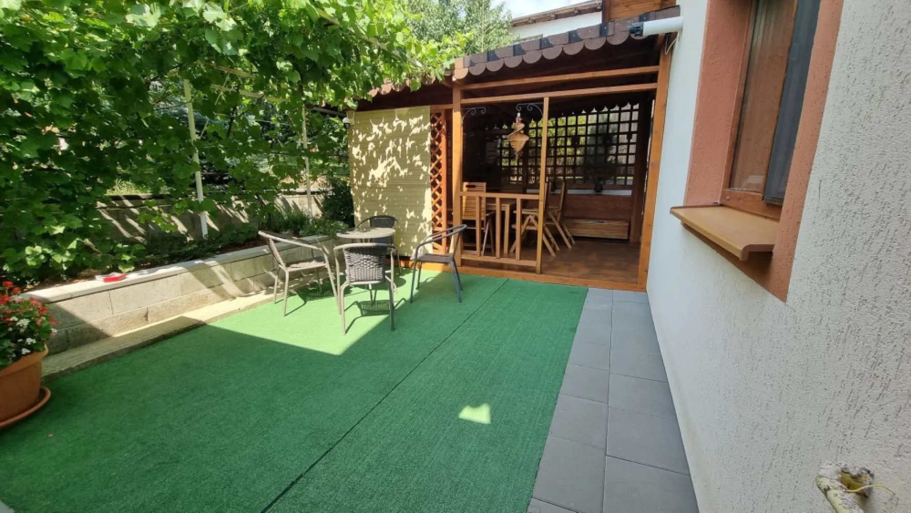 Vila Belvedere Iași, 190mp utili și 600mp teren.Proprietar. - Persoană fizică vă propune spre vanzare o vilă de 4 camere situata in zona Galata, la doar 10 minute de Palas Mall.
Vila are o suprafata utila de 190 mp, iar suprafata aferenta de teren de 600mp. Vila este dispusa pe D+P+1E, astfel: - Demisol: 3 camere pentru depozitare;- Parter: living, bucatarie cu iesire pe terasa, o baie si un hol;
- Etaj 1: 3 dormitoare, 2 balcoane, o baie si un hol
.Vila dispune de: semineu pe lemne, supraveghere video, centrala termica prin condensare, tamplarie tripan Salamander, 7 camere, poarta automatizata. De asemenea, gradina este amenajata cu gazon si pomi fructiferi.
Casa se vinde mobilata si utilata
Utilitati generale: Curent, Apa, Canalizare, Gaz, CATV, Fibra optica
 Sistem incalzire: Centrala proprie, Calorifere, Semineu
 Climatizare: Aer conditionat
Finisaje
 Izolatii exterior: Exterior
 Pereti: Vopsea lavabila, Faianta
 Podele: Parchet, Gresie
 Stare: Finisat
 Ferestre: PVC
 Usa intrare: PVC
 Usa interior: Celulare
Dotari
 Spatii utile: Pivnita, Spatiu depozitare, Dressing, WC Serviciu
 Bucatarie: Mobilata, Utilata
 Contorizare: Apometre, Contor gaz
 Mobilat: Complet
 Imobil: Curte, Gradina