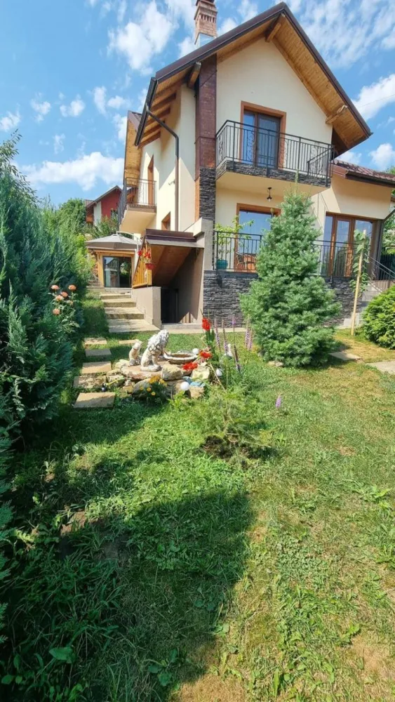 Vila Belvedere Iași, 190mp utili și 600mp teren.Proprietar. - Persoană fizică vă propune spre vanzare o vilă de 4 camere situata in zona Galata, la doar 10 minute de Palas Mall.
Vila are o suprafata utila de 190 mp, iar suprafata aferenta de teren de 600mp. Vila este dispusa pe D+P+1E, astfel: - Demisol: 3 camere pentru depozitare;- Parter: living, bucatarie cu iesire pe terasa, o baie si un hol;
- Etaj 1: 3 dormitoare, 2 balcoane, o baie si un hol
.Vila dispune de: semineu pe lemne, supraveghere video, centrala termica prin condensare, tamplarie tripan Salamander, 7 camere, poarta automatizata. De asemenea, gradina este amenajata cu gazon si pomi fructiferi.
Casa se vinde mobilata si utilata
Utilitati generale: Curent, Apa, Canalizare, Gaz, CATV, Fibra optica
 Sistem incalzire: Centrala proprie, Calorifere, Semineu
 Climatizare: Aer conditionat
Finisaje
 Izolatii exterior: Exterior
 Pereti: Vopsea lavabila, Faianta
 Podele: Parchet, Gresie
 Stare: Finisat
 Ferestre: PVC
 Usa intrare: PVC
 Usa interior: Celulare
Dotari
 Spatii utile: Pivnita, Spatiu depozitare, Dressing, WC Serviciu
 Bucatarie: Mobilata, Utilata
 Contorizare: Apometre, Contor gaz
 Mobilat: Complet
 Imobil: Curte, Gradina