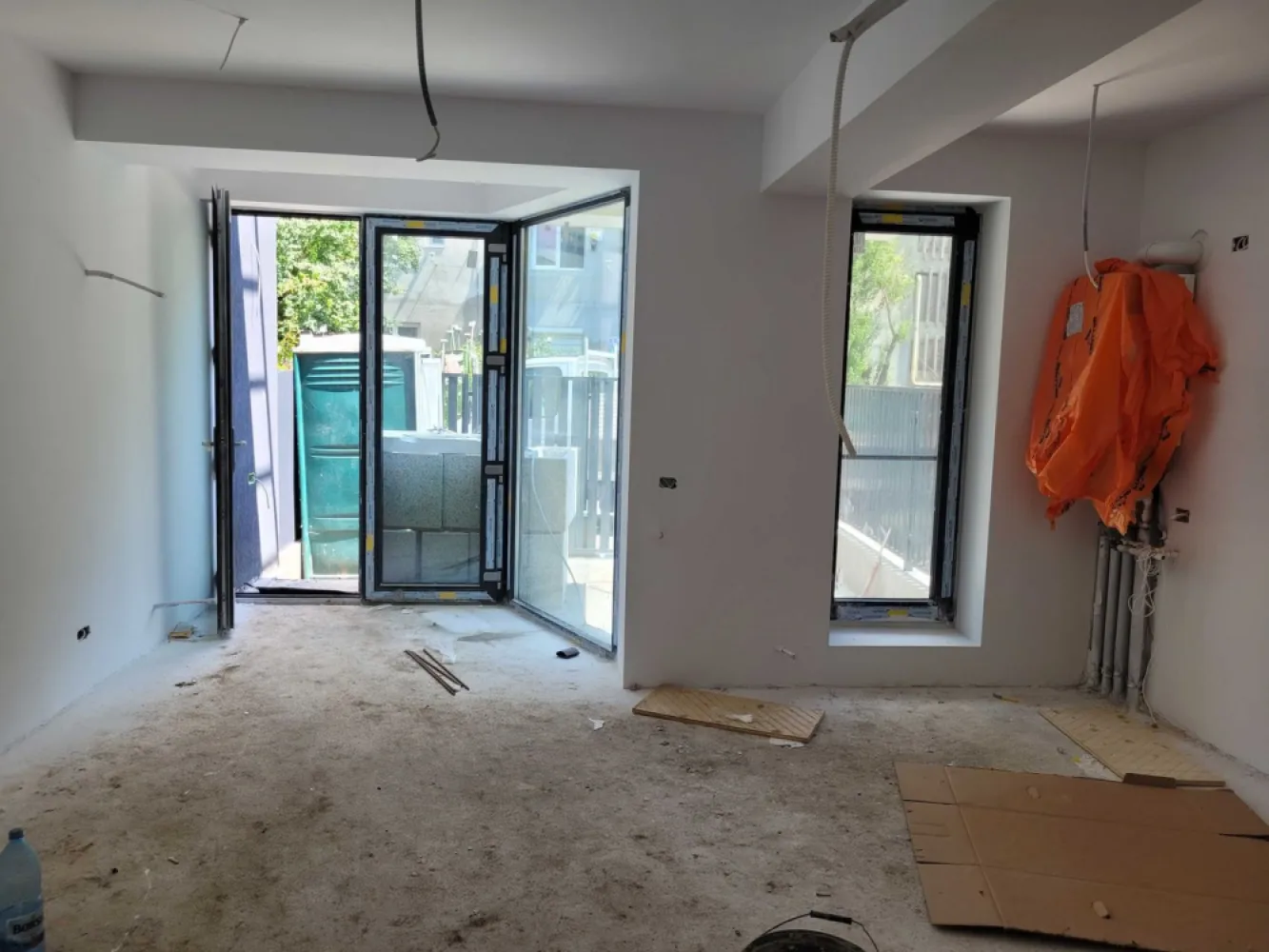 Casa 3 camere + loc de parcare de vanzare - Se ofera spre vanzare un duplex spatios si modern situat in inima Bucurestiului, in sectorul 5, zona Eroii Revolutiei - Bulevardul Pieptanari. Imobilul este ideal atat pentru familii, cat si pentru investitii pe termen lung datorita pozitiei excelente si accesului rapid la facilitati. Imobilul se afla la 8 minute de statia de metrou Eroii Revolutiei si in raza de 15-20 minute de mers de 3 parcuri.

SITUATIA LOCUINTEI:

Parter:

living 18,83 mp
bucatarie 6,74 mp
W.C. 1,50 mp
hol intrare 2,08 mp
gradina 7,61 mp
Suprafata utila parter 29,15 mp

Etaj:

dormitor matrimonial 18,48 mp
baie 3,61 mp
hol 2,98 mp
balcon 4,97 mp
Suprafata utila etaj 25,07 mp

Mansarda:

dormitor secundar 13,48 mp
baie 3,61 mp
hol 1,15 mp
logie 4,52 mp
Suprafata utila mansarda 18,28 mp

Suprafata utila totala 72,48 mp 
Suprafata spatii exterioare 17,10 mp 
Locuri de parcare 1 loc

* Compartimentare inteligenta pe 3 niveluri
* Numar camere: Living, 2 dormitoare si dressing/birou
* Bai: 2 bai si un grup sanitar
* Bucatarie open space, cu posibilitate de inchidere
* Spatii exterioare gradina + terasa + logie in suprafata de 17,10 mp
* Locuri de parcare: 1
* An constructie: 2024
* Sistem de incalzire: centrala proprie pe gaz Motan garantie 5 ani, calorifere
* Utilitati:
 - Contor individual alimentare curent electric
 - Contor individual alimentare gaze
 - Contor comun apa-canal
* Structura: cadre beton armat cu pereti exterior din blocuri ceramice Porotherm si compartimentari interioare gips carton
* Tamplarie termoizolanta tripan Gealan