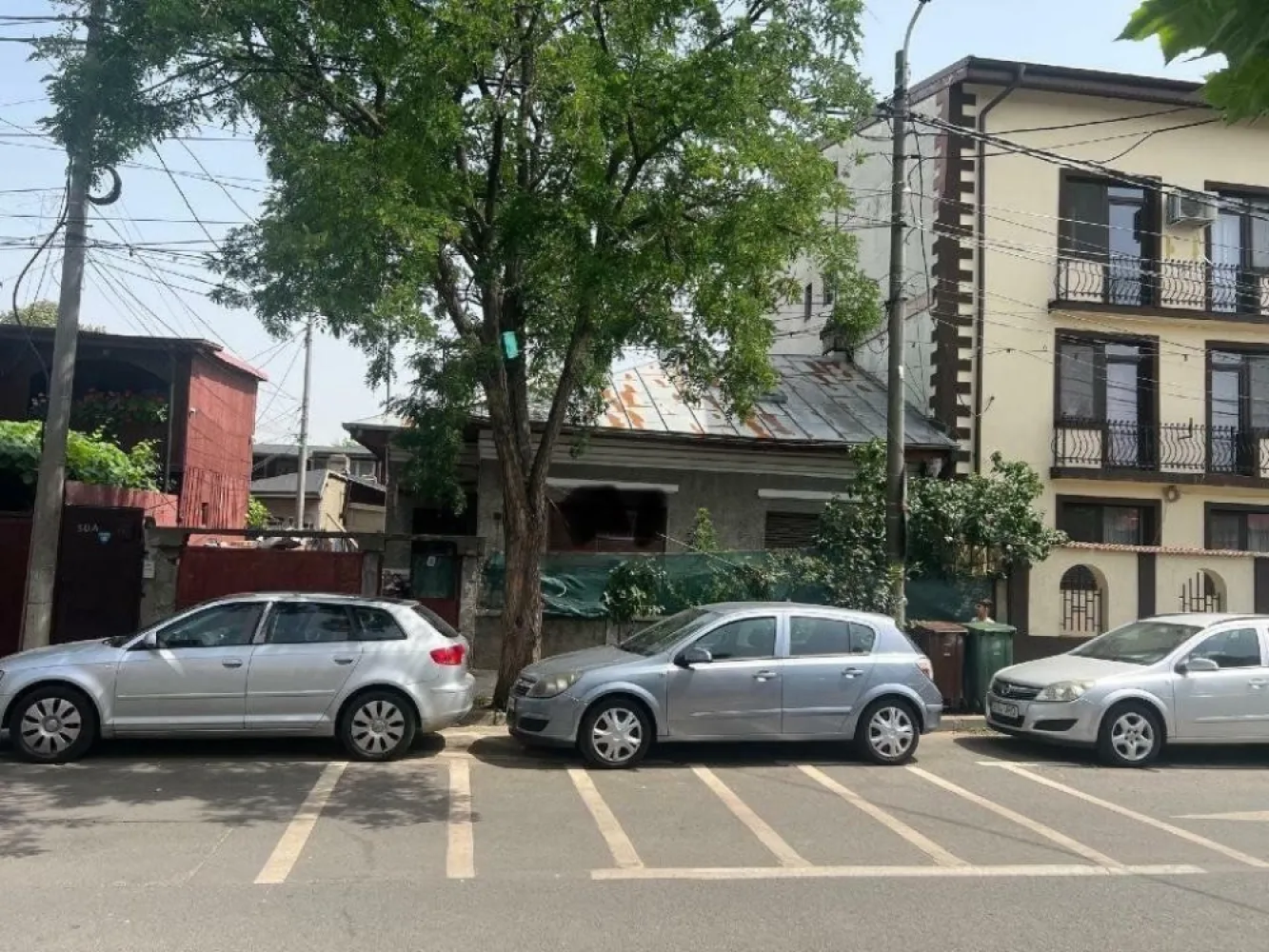 Proprietar vand casa sector 1 cu teren 340 mp - Proprietar vând casă cu teren şi garaj situată în zonă de case, aproape de Podul Constanta, liniştită, la doua strazi distanta de bulevard, aproape de parc, magazine, la 10 minute de mijoace de transport in comun.

Adresa: str Niagara nr 48

Suprafaţă teren: 340 mÂ˛ (12 m deschidere )

Suprafaţă construită desfăşurată: 134 mÂ˛

- Casă construită din cărămidă în 1941, refăcută în 1995
- Singur in curte
- Acoperiş din tablă
- Parter înalt
- Compoziţie: 4 camere, holuri, cămară, bucătărie şi baie
- Pivniţă: 30 mÂ˛

- Garaj construit în curte, cu rampă
- Toate utilităţile 
- Situată într-o zonă de case, liniştită
- Infrastructura străzii refăcută în 2005

- Bucureşti, sector 1, la o staţie de tramvai de Podul Constanţa
- acte la zi 

Pentru mai multe detalii şi vizionări, mă puteţi contacta la nr. tel. .