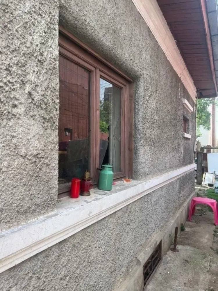 Proprietar vand casa sector 1 cu teren 340 mp - Proprietar vând casă cu teren şi garaj situată în zonă de case, aproape de Podul Constanta, liniştită, la doua strazi distanta de bulevard, aproape de parc, magazine, la 10 minute de mijoace de transport in comun.

Adresa: str Niagara nr 48

Suprafaţă teren: 340 mÂ˛ (12 m deschidere )

Suprafaţă construită desfăşurată: 134 mÂ˛

- Casă construită din cărămidă în 1941, refăcută în 1995
- Singur in curte
- Acoperiş din tablă
- Parter înalt
- Compoziţie: 4 camere, holuri, cămară, bucătărie şi baie
- Pivniţă: 30 mÂ˛

- Garaj construit în curte, cu rampă
- Toate utilităţile 
- Situată într-o zonă de case, liniştită
- Infrastructura străzii refăcută în 2005

- Bucureşti, sector 1, la o staţie de tramvai de Podul Constanţa
- acte la zi 

Pentru mai multe detalii şi vizionări, mă puteţi contacta la nr. tel. .