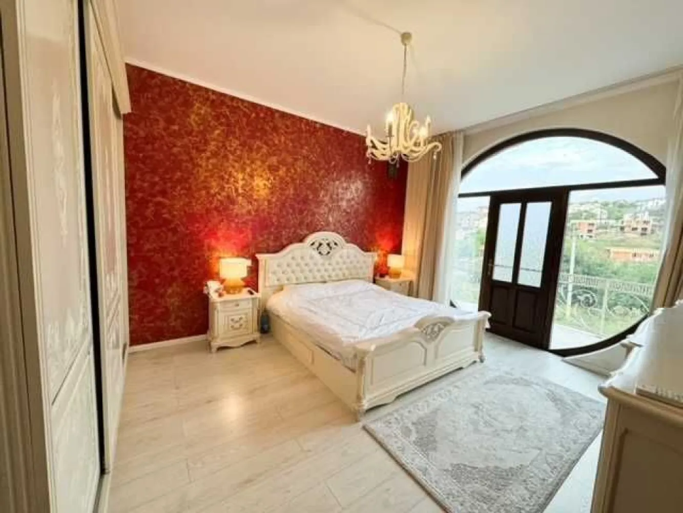 Vand casa D+P+1E+pod in Hlincea, 800m de Lidl Poitiers - Vila cu design deosebit, complet mobilată situată în zona Hlincea la 800 m de Lidl Poitiers, într-o locație liniștită, cu acces direct din strada asfaltata. Proprietatea dispune de un teren de 500 mp și o suprafață utilă de 270 mp, perfect compartimentată pentru confort și intimitate. Toate utilitatile: energie electrica, apa, canalizare, gaze naturale.
Vila este complet mobilată și dotată cu toate sistemele de siguranță și confort necesare: camere de supraveghere, interfon,
Exterior: Grădină spațioasă cu pomi fructiferi, panouri fotovoltaice (costuri 0 energie electrica), un foișor pentru relaxare in suprafata de 45 mp cu gratar caramida, fantana, irigatii, poarta cu automatizare. 
Tamplarie exterioara din lemn de cires triplu stratificat, usi interioare din lemn masiv, scara placata cu lemn stejar, mobilier din lemn masiv.
Această proprietate este ideală pentru cei care își doresc un stil de viață confortabil și elegant, într-o zonă liniștită, dar cu acces rapid la facilitățile orașului.
Compartimentare:
Demisol: 2 camere, garaj si baie
Parter:
Hol de acces spațios
Living elegant, cu ieșire la o terasă generoasă
Bucătărie complet mobilată și utilată, 
Baie
Etaj:
Dormitor matrimonial cu balcon 
Dormitor 2 cu balcon 
Dormitor 3 cu balcon 
Baie
Birou
Pod
Spatiu depozitare/loc joaca copii
Posibilitate de achizitionare teren in surplus.
Contactați-ne pentru mai multe detalii și pentru a programa o vizionare!