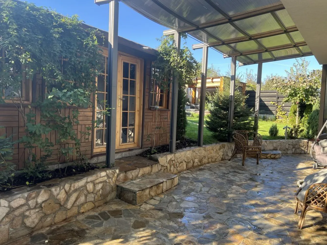 Casa Visan P+M constructie 2019 - Casă Vișan la strada/ asfalt, construcție 2019 din cărămidă , izolată cu vată bazaltică ,încălzire pardoseală ,panouri fotovoltaice + acumulatori ,panou apă caldă , teren 717 mp intabulata . Foișor / Pergola Suprafața totală construită 255 mp . Partier: living /dormitor/ baie/garaj. Etaj: trei dormitoare două băi ! Casă are patru cai de acces în interior ! Ușă garaj / poartă acces auto automatizat, beci , ETC !