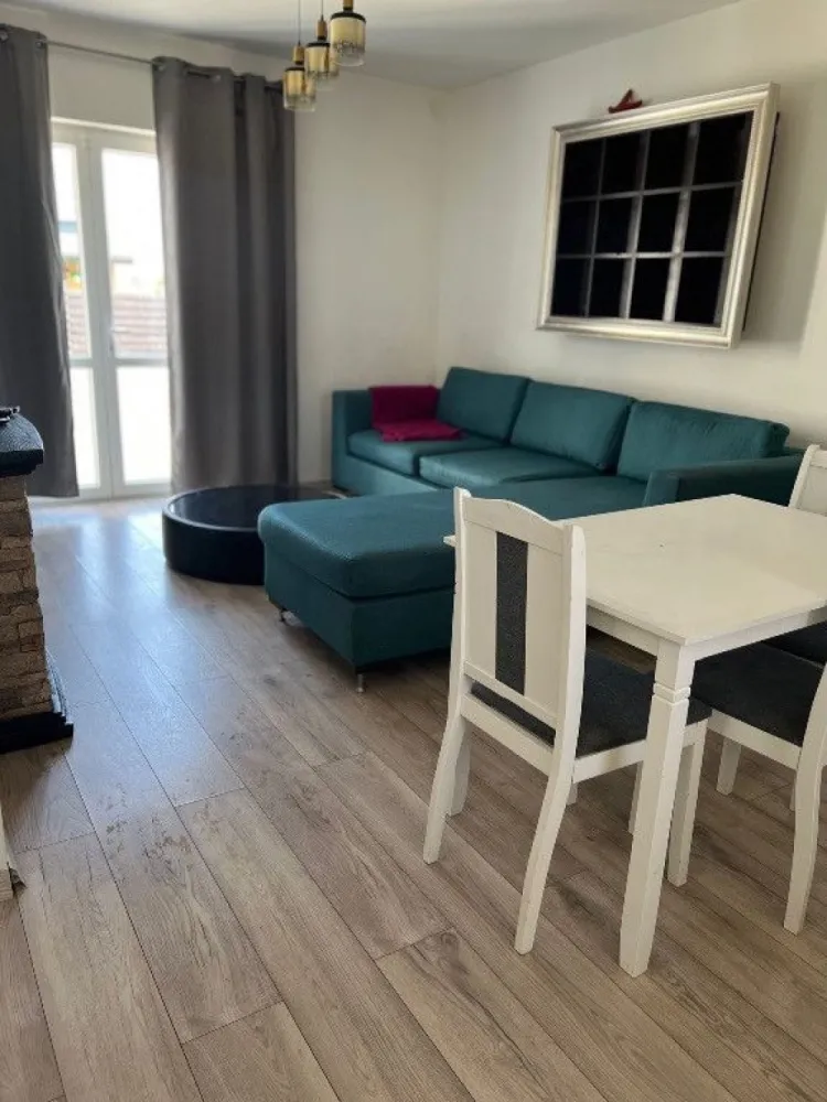 Sau/închiriez casa P+1E capătul Comunei Berceni Mănăstirea Sf. Treime - Cauți o casă de cumpărat sau închiriat într-o zonă liniștită pentru familia ta? Aceasta este ocazia ta! 
Vilă P+1E este amplasată la capătul Comunei Berceni, vis a vis de Mănăstirea Sfânta Treime, perfectă pentru a fi căminul unei familii! 
Casa este complet mobilată și utilată cu 3 dormitoare, 2 băi, bucătărie open space și living.
Parter: Baie cu cabină de duș, bucătărie, living și un dormitor, cu 2 ieșiri în față și în spate.
Etaj: 2 dormitoare, dintre care unul cu o terasă, o baie imensă și un balcon.
Loc de parcare în curte.
În grădină avem grătar și o masă de 8 persoane, cat și o măsuță pentru copii.
Grădină și curtea poate fi amenajată de cumpărători sau de către chiriași după bunul plac.
Bucătărie utilată cu aragaz, cuptor electric, cuptor cu microunde Samsung, boiler, centrală termică pe gaz Ariston, frigider Samsung, aparat de cafea, tacâmuri, pahare, farfurii
Living: șemineu electric , internet fibra optica 
Baie de la etaj mașina de spălat cu uscător Samsung
Aer condiționat Goldsense în dormitorul matrimonial de la etaj
Racoradata la gaze și curent (220v)
Casa dispune de alarma cu aplicație pe telefonul mobil cu sirena exterioară 
Vecini liniștiți. Curte de 250mp.
Casă deține și pod mansardat, neamenajat. 
Suntem direct proprietari și închiriem doar pe termen lung pt 800 EUR/luna
Întrebări și stabilire vizionări doar pe nr de whatsapp: +40733647730 sau telefonic la +34624149853