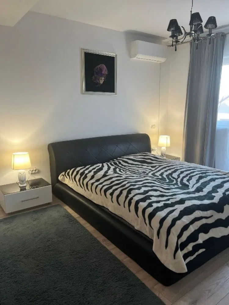 Sau/închiriez casa P+1E capătul Comunei Berceni Mănăstirea Sf. Treime - Cauți o casă de cumpărat sau închiriat într-o zonă liniștită pentru familia ta? Aceasta este ocazia ta! 
Vilă P+1E este amplasată la capătul Comunei Berceni, vis a vis de Mănăstirea Sfânta Treime, perfectă pentru a fi căminul unei familii! 
Casa este complet mobilată și utilată cu 3 dormitoare, 2 băi, bucătărie open space și living.
Parter: Baie cu cabină de duș, bucătărie, living și un dormitor, cu 2 ieșiri în față și în spate.
Etaj: 2 dormitoare, dintre care unul cu o terasă, o baie imensă și un balcon.
Loc de parcare în curte.
În grădină avem grătar și o masă de 8 persoane, cat și o măsuță pentru copii.
Grădină și curtea poate fi amenajată de cumpărători sau de către chiriași după bunul plac.
Bucătărie utilată cu aragaz, cuptor electric, cuptor cu microunde Samsung, boiler, centrală termică pe gaz Ariston, frigider Samsung, aparat de cafea, tacâmuri, pahare, farfurii
Living: șemineu electric , internet fibra optica 
Baie de la etaj mașina de spălat cu uscător Samsung
Aer condiționat Goldsense în dormitorul matrimonial de la etaj
Racoradata la gaze și curent (220v)
Casa dispune de alarma cu aplicație pe telefonul mobil cu sirena exterioară 
Vecini liniștiți. Curte de 250mp.
Casă deține și pod mansardat, neamenajat. 
Suntem direct proprietari și închiriem doar pe termen lung pt 800 EUR/luna
Întrebări și stabilire vizionări doar pe nr de whatsapp: +40733647730 sau telefonic la +34624149853