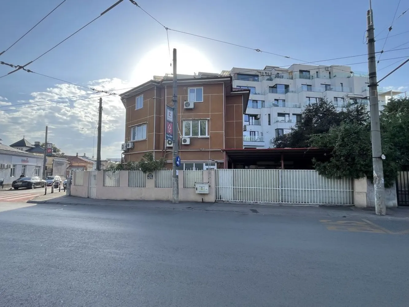 Vila Popa Nan Kaufland sector 2 Unirii Muncii Iancului Calarasi - Locatie unica de vânzare în sector 2 ! 

150m de Kaufland , Calarasilor 

Vila S+P+2E 450 mp construiti 
Teren 444 mp cu deschidere 38 m la două străzi

Pot 70%, P+6E 
Parter spațiu comercial 
12 camere 
Garaj 4 mașini 
Zona Unirii sector 2 

Direct proprietar