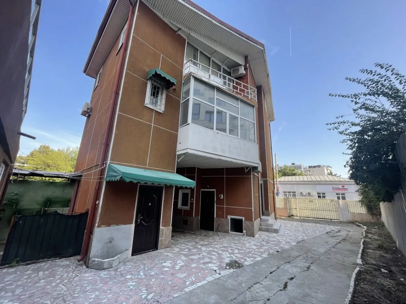 Vila Popa Nan Kaufland sector 2 Unirii Muncii Iancului Calarasi - Locatie unica de vânzare în sector 2 ! 

150m de Kaufland , Calarasilor 

Vila S+P+2E 450 mp construiti 
Teren 444 mp cu deschidere 38 m la două străzi

Pot 70%, P+6E 
Parter spațiu comercial 
12 camere 
Garaj 4 mașini 
Zona Unirii sector 2 

Direct proprietar