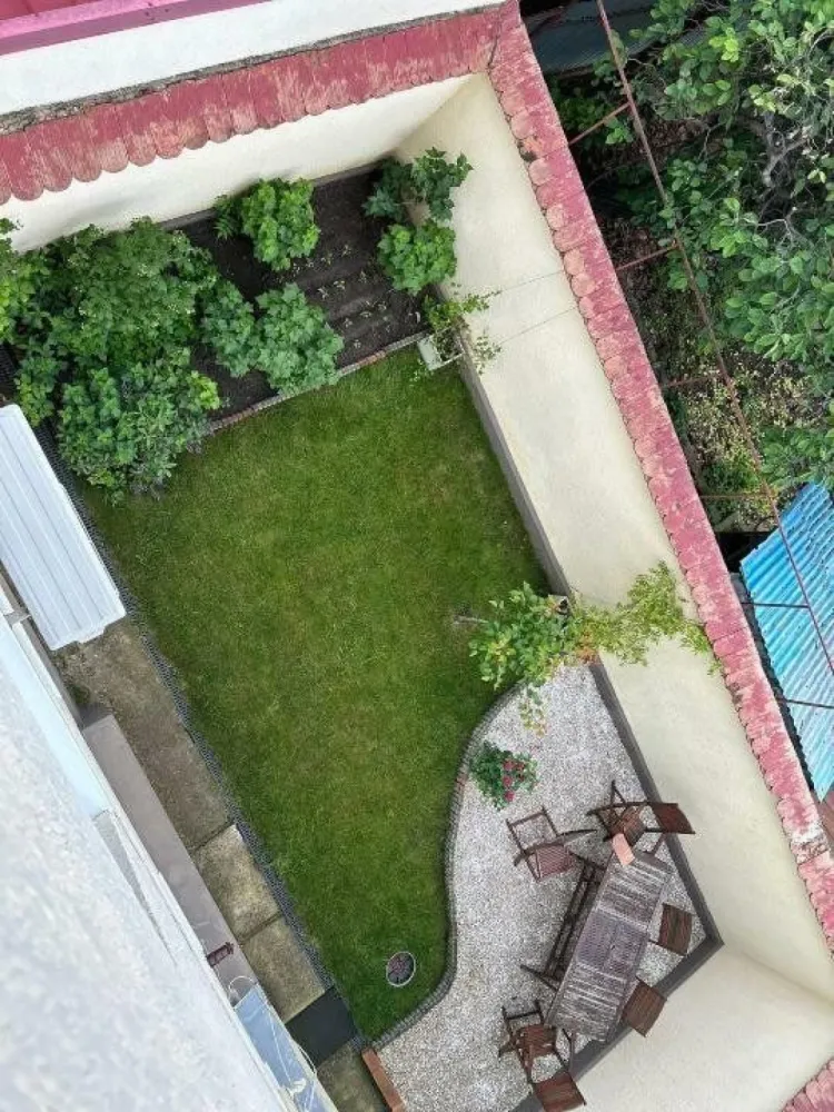 direct proprietari - Direct proprietari vindem casa particulara â€“ libera de sarcini, disponibilitate. 
Casa corecta si trainica!
suntem proprietari, detinem carte funciara, cadastru, certificat energetic, proiect si planuri casa, relevee, facturi achitate la zi. 
curte de 271 mp cu casa locuibila imediat. casa a fost data in folosinta in octombrie 2005. imobilul are amprenta la sol de 121 mp, 3 etaje avind suprafata desfasurata 365 mp. fiacre etaj are o suprafata locuibila de 102 mp, living, dormitor, baie proprie, bucatarie, hol. acesta impartire confera variante foarte versatile de utilizare a imobilului â€“ parinti, bunici, copii, fiecare cu palierului luiâ€Ś., locuinta si business sub acelas acoperisâ€Ś.
curtea din fata a imobilului poate asigura un loc de parcare pe dale de beton, poarta fiind prevazuta cu sistem de deschidere automat. acesta curte are o ambianta foarte placuta data de trandafiri, lavanda si umbra desasa a unui superb mesteacan. in parea din spatele imobilului se afla o curte interioara cu zona de luat masa. curte retrasa de ochii lumii, de zgomot asigura foarte multa intimitate.
casa din caramida cu grinzi de beton armat este construita de tatal meu, profesor dr la Universitatea Tehnica de Constructii din Bucuresti, pentru familia noastra. peretii sunt anvelopati. geamurile termopan asigura iluminat natural, spatii generoase, racaoroase pe timp de vara, luminoase si foarte curate. fiecare etaj poate fi utilizat independent avind living de aprox 60 mp, dormitor aprox 22 mp, baie, bucatarie, hol. etajul 1 are si balcon.
parchet nou, montat anul trecut, pereti zugraviti recent. baile sunt dotate cu gresie, faianta totul nou. casa are trei centrale termice noi (ariston 2022), cite una pe fiecare etaj, prevazute cu termostate wireless, contoare pesante de gaz si electricitate, calorifere cu tremostat, aer conditionat pe fiecare nivel. casa este dotata cu camera de luat vederi, senzori antiefractie si sistem de alarma.
ultimul etaj aici veti gasi surprize frumoase. are o atmosfera calda, aparte cu grinzi aparente incastrate in lemn, parchet din lemn, semineu, bucatarie, baie amenajate si mobilate (aragaz, cuptor electric, frigider, hota, masina de spalat); camerele mobilate, lustre stil, 
podul nu este locuibil dar este curat si creaza bine un spatiu tampon de antifonare si reglare termica. acoperisul lindab in stare foarte buna, paratrasnet.
spatiul generos al acetui imobil este foarte permisiv si adaptabil. Imobilul poate raspunde la foarte multe cerinte si anume poate fi locuit de mai multe familii sau de o familie cu mai multe genaratii sau poate fi simultan locuina si business. este situat pe o strada asfaltata, linistita, putin circulata, fara praf sau santiere, cu vecini amabili. acces imediat la metrou (8 minute). 15 minute de Centrul Vechi, Piata Unirii si foarte aproape de parcul Carol. 
casa este libera de sarcini, disponibilitate imediata, toate actele la zi si pregatite. 
ne puteti contacta la