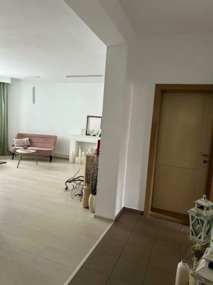 direct proprietari - Direct proprietari vindem casa particulara â€“ libera de sarcini, disponibilitate. 
Casa corecta si trainica!
suntem proprietari, detinem carte funciara, cadastru, certificat energetic, proiect si planuri casa, relevee, facturi achitate la zi. 
curte de 271 mp cu casa locuibila imediat. casa a fost data in folosinta in octombrie 2005. imobilul are amprenta la sol de 121 mp, 3 etaje avind suprafata desfasurata 365 mp. fiacre etaj are o suprafata locuibila de 102 mp, living, dormitor, baie proprie, bucatarie, hol. acesta impartire confera variante foarte versatile de utilizare a imobilului â€“ parinti, bunici, copii, fiecare cu palierului luiâ€Ś., locuinta si business sub acelas acoperisâ€Ś.
curtea din fata a imobilului poate asigura un loc de parcare pe dale de beton, poarta fiind prevazuta cu sistem de deschidere automat. acesta curte are o ambianta foarte placuta data de trandafiri, lavanda si umbra desasa a unui superb mesteacan. in parea din spatele imobilului se afla o curte interioara cu zona de luat masa. curte retrasa de ochii lumii, de zgomot asigura foarte multa intimitate.
casa din caramida cu grinzi de beton armat este construita de tatal meu, profesor dr la Universitatea Tehnica de Constructii din Bucuresti, pentru familia noastra. peretii sunt anvelopati. geamurile termopan asigura iluminat natural, spatii generoase, racaoroase pe timp de vara, luminoase si foarte curate. fiecare etaj poate fi utilizat independent avind living de aprox 60 mp, dormitor aprox 22 mp, baie, bucatarie, hol. etajul 1 are si balcon.
parchet nou, montat anul trecut, pereti zugraviti recent. baile sunt dotate cu gresie, faianta totul nou. casa are trei centrale termice noi (ariston 2022), cite una pe fiecare etaj, prevazute cu termostate wireless, contoare pesante de gaz si electricitate, calorifere cu tremostat, aer conditionat pe fiecare nivel. casa este dotata cu camera de luat vederi, senzori antiefractie si sistem de alarma.
ultimul etaj aici veti gasi surprize frumoase. are o atmosfera calda, aparte cu grinzi aparente incastrate in lemn, parchet din lemn, semineu, bucatarie, baie amenajate si mobilate (aragaz, cuptor electric, frigider, hota, masina de spalat); camerele mobilate, lustre stil, 
podul nu este locuibil dar este curat si creaza bine un spatiu tampon de antifonare si reglare termica. acoperisul lindab in stare foarte buna, paratrasnet.
spatiul generos al acetui imobil este foarte permisiv si adaptabil. Imobilul poate raspunde la foarte multe cerinte si anume poate fi locuit de mai multe familii sau de o familie cu mai multe genaratii sau poate fi simultan locuina si business. este situat pe o strada asfaltata, linistita, putin circulata, fara praf sau santiere, cu vecini amabili. acces imediat la metrou (8 minute). 15 minute de Centrul Vechi, Piata Unirii si foarte aproape de parcul Carol. 
casa este libera de sarcini, disponibilitate imediata, toate actele la zi si pregatite. 
ne puteti contacta la