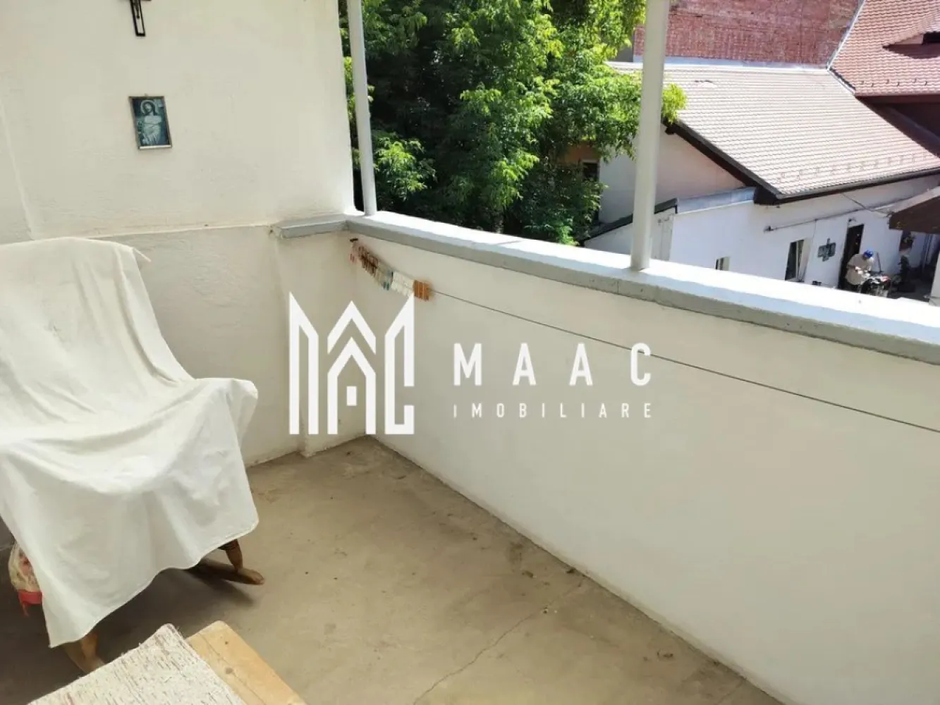 Apartament 2 camere | Etaj1 | Pretabil investitie | Balcescu - MAAC Imobiliare va prezinta un apartament cu 2 camere situat în zona ultracentrală – Bălcescu, ideal pentru investiție în regim hotelier. Caracteristici: Tip proprietate: apartament cu 2 camere Suprafață utilă: 58 mp Etaj: 1 din 1 cu pod deasupra Construcție din cărămidă, solidă și bine izolată Destinație ideală: locuință personală sau investiție în regim hotelier (zonă cu cerere mare pentru închiriere pe termen scurt) Compartimentare și dotări: Două camere spațioase, cu parchet din lemn masiv și uși interioare din lemn vopsit Bucătărie separată, complet utilată (aragaz, frigider, filtru de cafea) Baie cu fereastră, dotată cu mașină de spălat rufe Balcon cu vedere spre curtea interioară, oferind liniște și intimitate Cămară ideală pentru depozitare Pod generos cu potențial de extindere sau amenajare (spațiu de depozitare) Încălzire prin centrală termică proprie cu calorifere Detalii suplimentare: Apartamentul se vinde mobilat și utilat, fiind pregătit pentru a fi dat în folosință imediat Curte comună cu acces controlat, împărțită între 9 apartamente, dintre care unele funcționează deja în regim hotelier Acces facil la toate punctele de interes: Piața Mare, magazine, restaurante, cafenele, zone turistice, instituții publice, transport în comun. Pentru mai multe detalii precizati telefonic ca ati vazut anuntul cu ID: CP2586654 }}