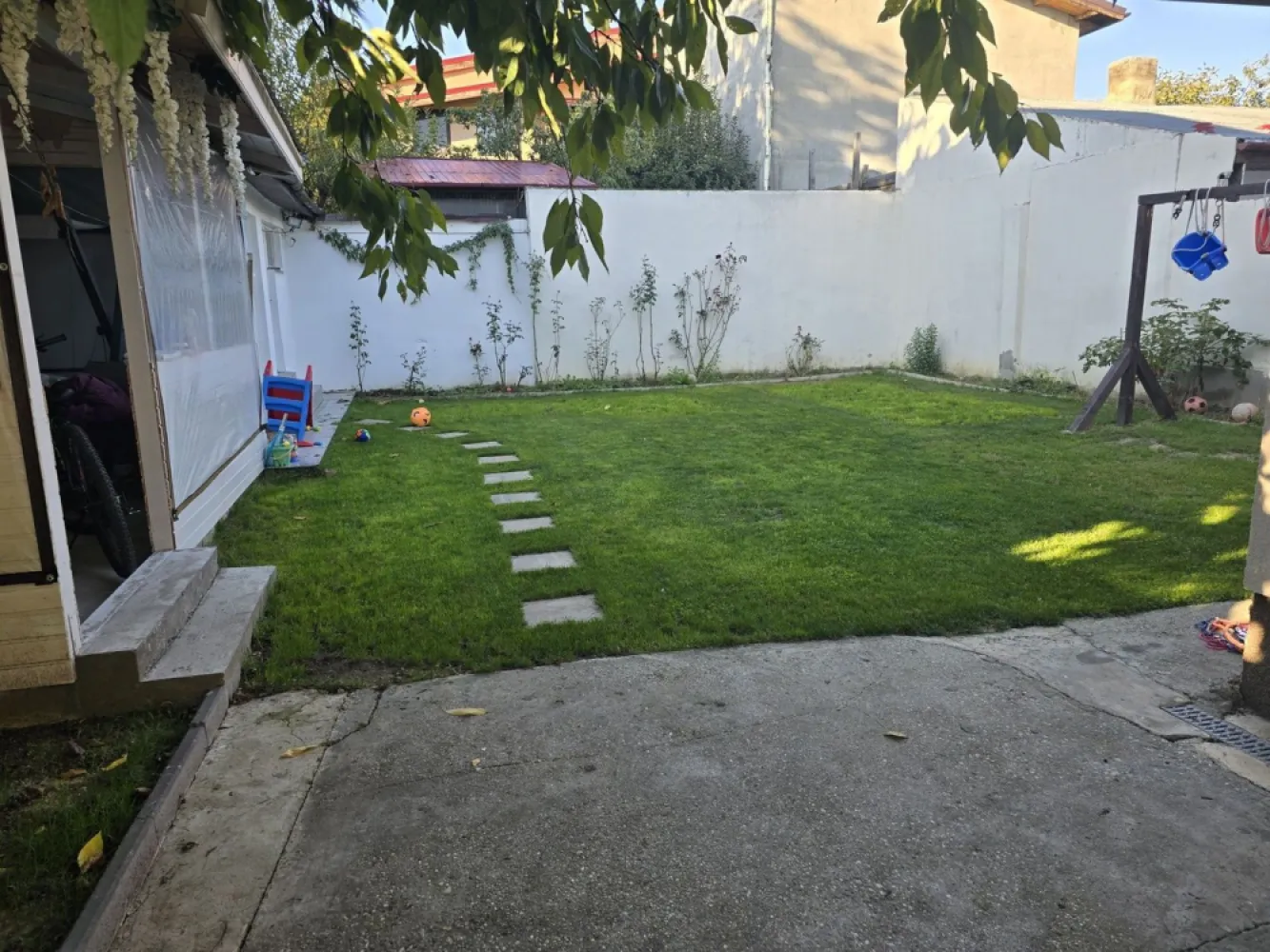 Casă de vânzare Străulești - Casa de vanzare in zona restaurantului 2 Cocosi
Anul construcției 1962 si dispune de încălzire cu centrală proprie si este conectata la rețeaua de apă potabilă, canal, gaze totodată, extra având și puț cu hidrofor.
 Deschidere 12,86 m

- - - Teren 400mp - - -

-casa este compartimentata din : 3 camere + baie+ bucătărie și hol lung de 15 m și lat de aproximativ 2-2.20mp.
-baie+ bucatarie vara
-geamuri Tripan 6 camere ( 3 foi ) cu folie low-e+gaz argon si sistem antiefractie,

Casa este placata cu polistiren expandat de 10 cm iar spatele casei cu polistiren de 15 cm. 

**Imobilul a fost renovat in totalitate in anul 2017 fiind executate următoarele oeprațiuni:
-decopertat până la cărămidă, montată plasă de buzău de 18mm pe pereți, tencuit 5-6 cm, glet si lavabilă.

-au fost turnate șape de aproximativ 30 cm,
-subzidire interior si exterior cu plase de buzau,
-rigolă lângă casă pentru scurgerea apei pluviale,
-acoperis țigla metalică Bilka de 0,50 mm,
-a fost schimbat tot branșamentul la curentul electric tot din casa si afară, branșamentul cel nou a fost executat cu cablu electric ignifug,
-a fost schimbată toata instalația sanitară si instalatia pentru calorifere,
- centrală termica prin condenzare noua viessmann,
- calorifere noi,
-prize/ întrerupătoare noi Legrand
Casa mai dispune de put cu hidrofor, 1 bucatarie si baie de vară racordată la utilități,
-Sistem de supraveghere de înaltă calitate HIKVISION.
- - - zona se afla în plină dezvoltare 
In zona exista METROU,
 MAGAZINE COMERCIALE CARREFOUR, KAUFLAND, PENY, LIDL, MALL COLOSSEUM
Acces facil la STB, METROU, MALL, MAGAZINE

**** Casa poate fi achiziționată pentru a locui sau pentru investiție, închiriere, desfășurare activitate, birouri, sediu firmă, etc, zona fiind în plină dezvoltare

***Pret 229.000 euro usor negociabil
Contact 07********65