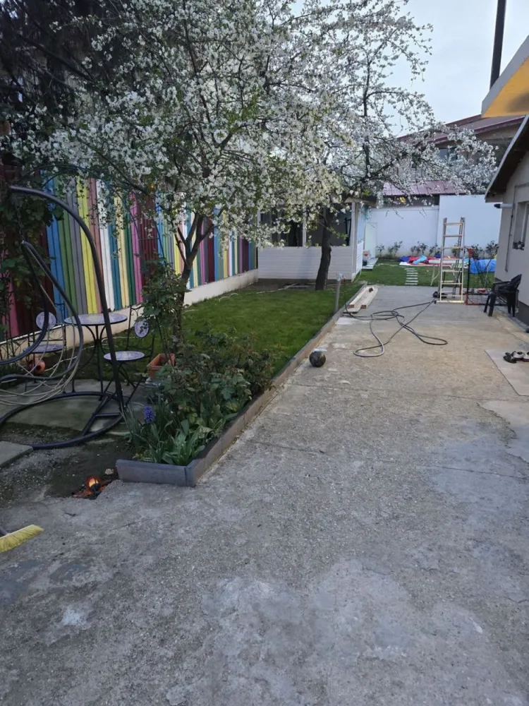 Casă de vânzare Străulești - Casa de vanzare in zona restaurantului 2 Cocosi
Anul construcției 1962 si dispune de încălzire cu centrală proprie si este conectata la rețeaua de apă potabilă, canal, gaze totodată, extra având și puț cu hidrofor.
 Deschidere 12,86 m

- - - Teren 400mp - - -

-casa este compartimentata din : 3 camere + baie+ bucătărie și hol lung de 15 m și lat de aproximativ 2-2.20mp.
-baie+ bucatarie vara
-geamuri Tripan 6 camere ( 3 foi ) cu folie low-e+gaz argon si sistem antiefractie,

Casa este placata cu polistiren expandat de 10 cm iar spatele casei cu polistiren de 15 cm. 

**Imobilul a fost renovat in totalitate in anul 2017 fiind executate următoarele oeprațiuni:
-decopertat până la cărămidă, montată plasă de buzău de 18mm pe pereți, tencuit 5-6 cm, glet si lavabilă.

-au fost turnate șape de aproximativ 30 cm,
-subzidire interior si exterior cu plase de buzau,
-rigolă lângă casă pentru scurgerea apei pluviale,
-acoperis țigla metalică Bilka de 0,50 mm,
-a fost schimbat tot branșamentul la curentul electric tot din casa si afară, branșamentul cel nou a fost executat cu cablu electric ignifug,
-a fost schimbată toata instalația sanitară si instalatia pentru calorifere,
- centrală termica prin condenzare noua viessmann,
- calorifere noi,
-prize/ întrerupătoare noi Legrand
Casa mai dispune de put cu hidrofor, 1 bucatarie si baie de vară racordată la utilități,
-Sistem de supraveghere de înaltă calitate HIKVISION.
- - - zona se afla în plină dezvoltare 
In zona exista METROU,
 MAGAZINE COMERCIALE CARREFOUR, KAUFLAND, PENY, LIDL, MALL COLOSSEUM
Acces facil la STB, METROU, MALL, MAGAZINE

**** Casa poate fi achiziționată pentru a locui sau pentru investiție, închiriere, desfășurare activitate, birouri, sediu firmă, etc, zona fiind în plină dezvoltare

***Pret 229.000 euro usor negociabil
Contact 07********65