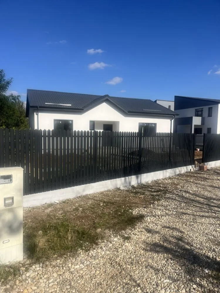 Casă domnesti 4 camere 2 băi - Direct de la proprietar si comision 0% pentru cumpărător!
Vă ofer spre vânzare casă individuală Parter+Pod, formată din 4 camere, 2 băi, bucătărie și terasă, podul are o înălțime de 2.50 pe coama.
Construită din materiale de cea mai buna calitate, structura de rezistență cadre de beton armat, compartimentare cărămidă tip porotherm (interior/exterior), izolație exterior polistiren 10cm (Esp80), tamplarie PVC, geamuri termopan gri antracit (Gealan), finisaje premium, încălzire pe calorifere, usi interior/exterior, gresie, parchet, faianță, obiecte sanitare in bai, centrala termica proprie pe gaz. Accesul în pod se face pe scara retractabilă, finisaje la alegere în acest stadiu al construcției. 
Compartimentare:
-hol 10.10 mp.
-living 30,65 mp.
-bucatarie 12,25 mp.
-dormitor matrimonial 14,65 mp.+ baie 4 mp.
-dormitor 12,60 mp.
-dormitor 12 mp.
-baie 4.35 mp.
-terasă acces 4 mp.
-terasa 15 mp.
Suprafață utila 120 mp.
Suprafață teren 479 mp.
 Iluminat stradal. 
Casa se predă la cheie!
Utilități: gaze, curent electric, fosă septica, puț cu hidrofor. 

Facilitati: mijloc de transport în comun STB, școală, grădiniță, farmacie, magazine, penny, mega image, lidl, Kaufland, etc.
Vecinătăți: Bucuresti sector 6, Prelungirea Ghencea, Drumul taberei.