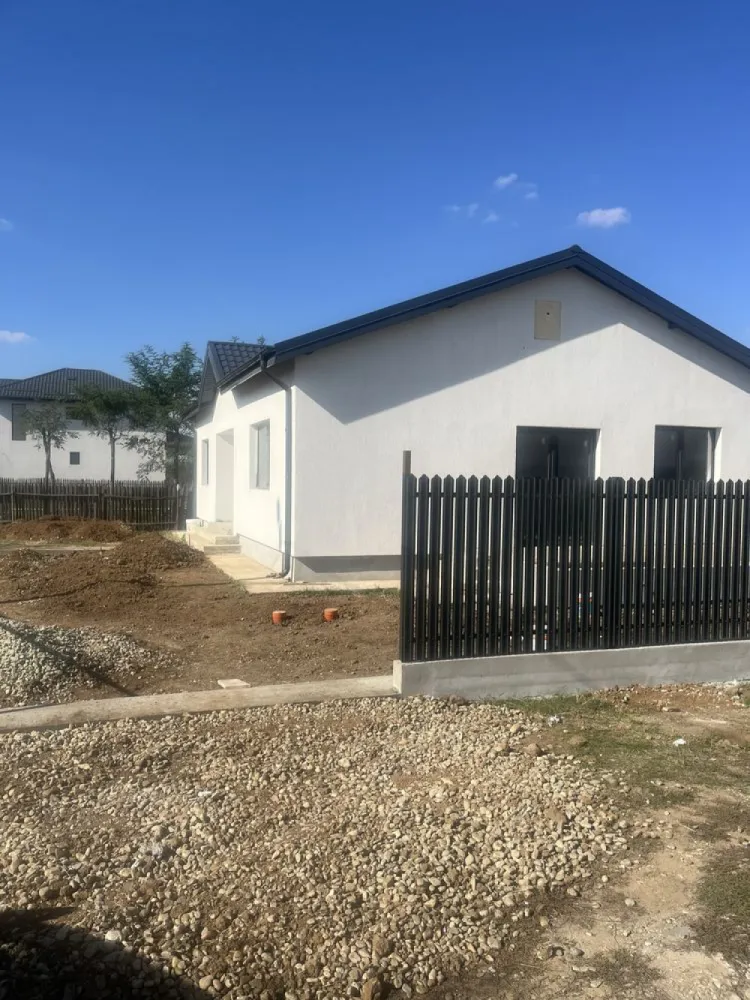 Casă domnesti 4 camere 2 băi - Direct de la proprietar si comision 0% pentru cumpărător!
Vă ofer spre vânzare casă individuală Parter+Pod, formată din 4 camere, 2 băi, bucătărie și terasă, podul are o înălțime de 2.50 pe coama.
Construită din materiale de cea mai buna calitate, structura de rezistență cadre de beton armat, compartimentare cărămidă tip porotherm (interior/exterior), izolație exterior polistiren 10cm (Esp80), tamplarie PVC, geamuri termopan gri antracit (Gealan), finisaje premium, încălzire pe calorifere, usi interior/exterior, gresie, parchet, faianță, obiecte sanitare in bai, centrala termica proprie pe gaz. Accesul în pod se face pe scara retractabilă, finisaje la alegere în acest stadiu al construcției. 
Compartimentare:
-hol 10.10 mp.
-living 30,65 mp.
-bucatarie 12,25 mp.
-dormitor matrimonial 14,65 mp.+ baie 4 mp.
-dormitor 12,60 mp.
-dormitor 12 mp.
-baie 4.35 mp.
-terasă acces 4 mp.
-terasa 15 mp.
Suprafață utila 120 mp.
Suprafață teren 479 mp.
 Iluminat stradal. 
Casa se predă la cheie!
Utilități: gaze, curent electric, fosă septica, puț cu hidrofor. 

Facilitati: mijloc de transport în comun STB, școală, grădiniță, farmacie, magazine, penny, mega image, lidl, Kaufland, etc.
Vecinătăți: Bucuresti sector 6, Prelungirea Ghencea, Drumul taberei.