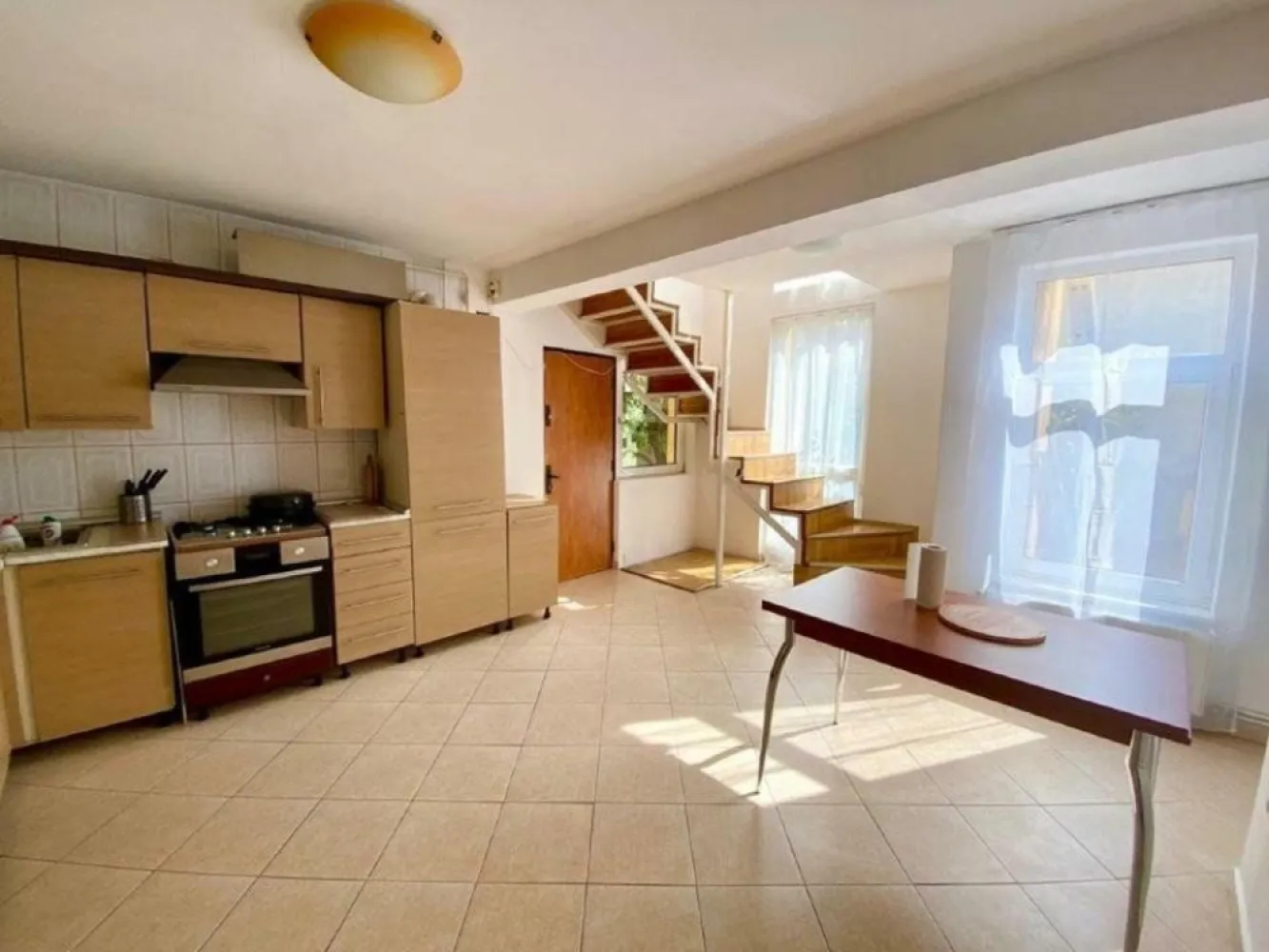 Vila luminoasa Crangasi/ Giulesti, 245 MP construiti, utilitati, 340000 EUR - Proprietar vand casa luminoasa si spatioasa 
in Bucuresti - zona Crangasi/ Giulesti - Sector 1

Casa este situata pe un teren de 300 m2, iar amprenta la sol a casei este de 104 m2.
Suprafata construita este 170 m2 la care se adauga anexele - pod 53,28 m2, beci 13,52 m2, magazie 8,28 m2 - Suprafata totala - 245 mp.

Utilitati: 
 - Apa curenta cu canalizare din reteaua publica
 - Put forat la 38 de m adancime cu apa potabila
 - Gaz 
 - Electricitate
 - Infrastructura pentu internet (fibra optica), cablu 
 - Loc de parcare
 - 2 centrale termice pe gaz

Curte: 
 - Gradina cu pomi fructiferi (ciresi, visini, meri), tuya, flori
 - Magazie de lemn de brad (Hornbach) - depozitare unelte
 - Magazie spatiu depozitare 
 - Fantana cu alimentare din reteaua publica

Planul casei: 
 - Subsol: beci mare si spatios amenajat cu rafturi de depozitare, aerisire si congelator
 - Parter: Living, bucatarie open space, baie cu cada, un dormitor cu baie proprie cu 
 cada, 2 holuri
 - Etaj: Dormitor matrimonial, baie cu dus, open space multifunctional si hol.
 - Mansarda amenajata: Birou cu spatiu de depozitare pretabil dressing si sala
 mare multifunctionala - pretabila zona cinema

Proximitate si amplasament: 
 - Lidl - 5 minute de mers pe jos
 - Mega Image - 5 minute de mers pe jos
 - Auchan - 5 minute de mers pe jos
 - Magazin non stop - 2 minute de mers pe jos
 - Restaurante fast food, farmacii si alte magazine - 4 minute de mers pe jos
 - Parc mare la 5 minute de mers pe jos
 - Autobuz si tramvai - 4 minute de mers pe jos
 - Metrou Statia Crangasi - 15 minute de mers pe jos
 - Piata Crangasi - 15 minute de mers pe jos
 - Scoala 163 (gradinita, scoala primara si gimnaziu), licee: Marin Preda, Colegiul
 Tehnic Ferioviar Mihai 1 - distanta 10-15 minute de mers pe jos
 - Terenuri de fotbal 

Pret: 340000 EURO