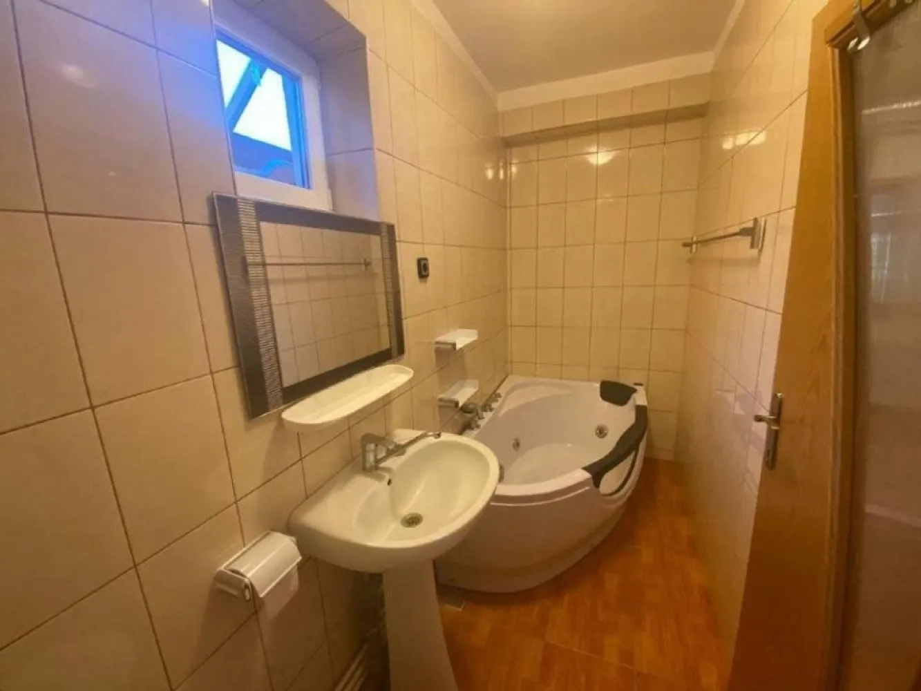 Vila luminoasa Crangasi/ Giulesti, 245 MP construiti, utilitati, 340000 EUR - Proprietar vand casa luminoasa si spatioasa 
in Bucuresti - zona Crangasi/ Giulesti - Sector 1

Casa este situata pe un teren de 300 m2, iar amprenta la sol a casei este de 104 m2.
Suprafata construita este 170 m2 la care se adauga anexele - pod 53,28 m2, beci 13,52 m2, magazie 8,28 m2 - Suprafata totala - 245 mp.

Utilitati: 
 - Apa curenta cu canalizare din reteaua publica
 - Put forat la 38 de m adancime cu apa potabila
 - Gaz 
 - Electricitate
 - Infrastructura pentu internet (fibra optica), cablu 
 - Loc de parcare
 - 2 centrale termice pe gaz

Curte: 
 - Gradina cu pomi fructiferi (ciresi, visini, meri), tuya, flori
 - Magazie de lemn de brad (Hornbach) - depozitare unelte
 - Magazie spatiu depozitare 
 - Fantana cu alimentare din reteaua publica

Planul casei: 
 - Subsol: beci mare si spatios amenajat cu rafturi de depozitare, aerisire si congelator
 - Parter: Living, bucatarie open space, baie cu cada, un dormitor cu baie proprie cu 
 cada, 2 holuri
 - Etaj: Dormitor matrimonial, baie cu dus, open space multifunctional si hol.
 - Mansarda amenajata: Birou cu spatiu de depozitare pretabil dressing si sala
 mare multifunctionala - pretabila zona cinema

Proximitate si amplasament: 
 - Lidl - 5 minute de mers pe jos
 - Mega Image - 5 minute de mers pe jos
 - Auchan - 5 minute de mers pe jos
 - Magazin non stop - 2 minute de mers pe jos
 - Restaurante fast food, farmacii si alte magazine - 4 minute de mers pe jos
 - Parc mare la 5 minute de mers pe jos
 - Autobuz si tramvai - 4 minute de mers pe jos
 - Metrou Statia Crangasi - 15 minute de mers pe jos
 - Piata Crangasi - 15 minute de mers pe jos
 - Scoala 163 (gradinita, scoala primara si gimnaziu), licee: Marin Preda, Colegiul
 Tehnic Ferioviar Mihai 1 - distanta 10-15 minute de mers pe jos
 - Terenuri de fotbal 

Pret: 340000 EURO