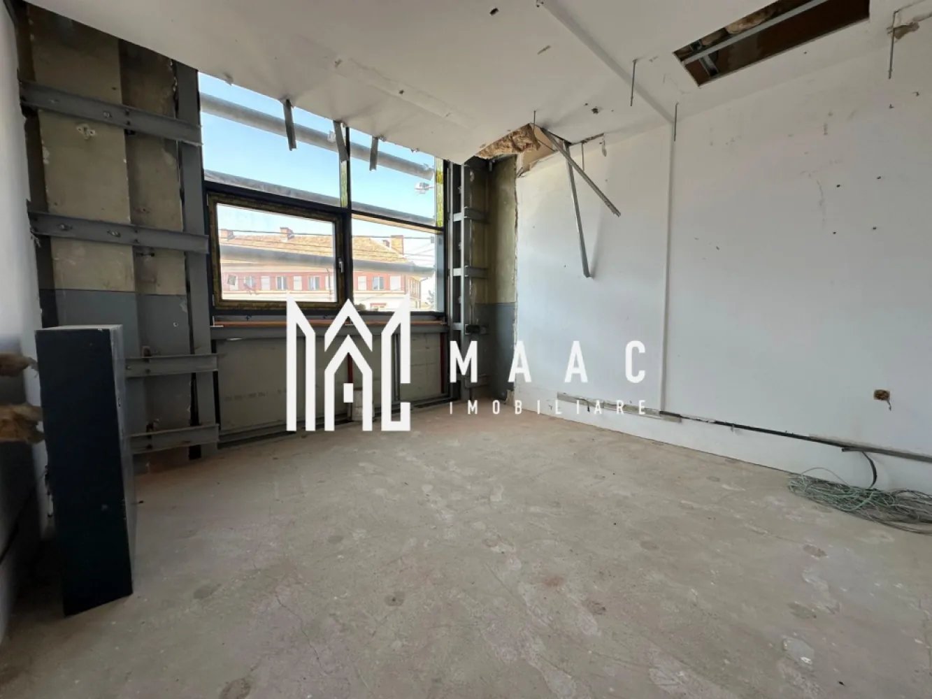 Spațiu de birouri | Etaj 1 | Vizibilitate | Mihai Viteazu - MAAC Imobiliare propune atentiei dumneavoastra spațiu de birouri clasa A+ disponibil spre închiriere – Etajul 1, Bulevardul Mihai Viteazu, Sibiu Într-una dintre cele mai căutate locații din Sibiu – vis-a-vis de Hyperclinica MedLife, pe Bulevardul Mihai Viteazu – vă propunem spre închiriere etajul 1 al unei clădiri de birouri clasa A+, ideal pentru firme care își doresc vizibilitate maximă, acces facil și o imagine impecabilă. Etajul 1 – aproximativ 300 mp utili, acces direct din zona de recepție deal pentru activități cu interacțiune frecventă cu clienții: recepție, front-office, consultanță, servicii medicale private Posibilitate de compartimentare flexibilă și finisaje personalizate la cerere Clădire modernă, cu dotări de ultimă generație și accesibilitate excelentă 📍 Locație premium, în zonă consacrată ca hub de business – aproape de mijloace de transport, restaurante, clinici și bănci. Pentru mai multe detalii va rugam specificati: CP2585923 }}