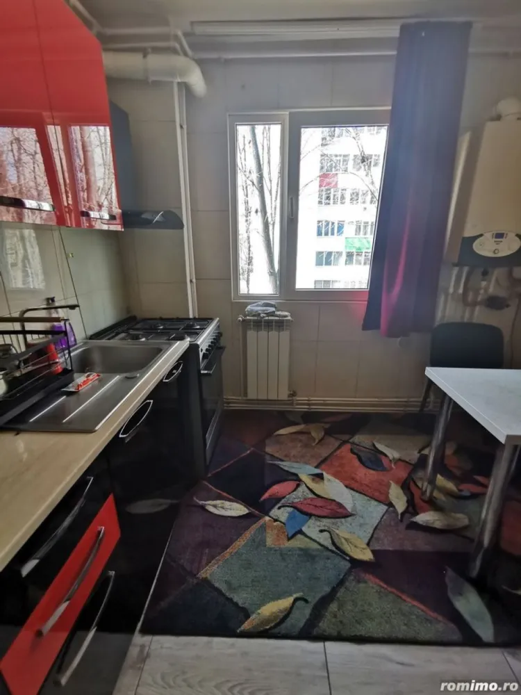 Proprietar , vand apartament , 4 camere cu centrala termica , boxa si loc parcare adp - Vând apartament cu 4 camere , semidecomandat suprafață utilă 81 mp , renovat in totalitate în 2021, bucătărie mare , uși mdf și calorifere aluminiu, et 2 4 , baie cu dus și fereastra de aerisire și wc serviciu, cu centrala termica , boxa la subsolul blocului , loc parcare platit până la sfârșitul anului, semimobilat, bloc curat , vecini civilizați , zona frumoasa cu multă verdeață , liniște , multe parculete pentru copii scoli , grădinițe , piata Străduinței , piața Covasna, farmacii , bănci , supermarket-uri foarte aproape . Apartamentul se afla intre bulevardele Brâncoveanu cu linii de transport RATB 116 , 141 , 216 și Obregia cu 313 și 673 , 3 stații până la metrou piata Sudului . Accept schimb cu casa Popești Leordeni doar în zona veche a orașului sau sector 4, cu diferența unde este cazul. Nu doresc cooperarea cu agentii imobiliari.