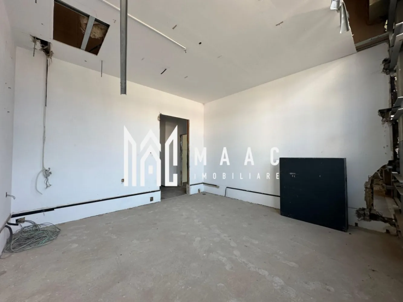 Spațiu de birouri | Etaj 1 | Vizibilitate | Mihai Viteazu - MAAC Imobiliare propune atentiei dumneavoastra spațiu de birouri clasa A+ disponibil spre închiriere – Etajul 1, Bulevardul Mihai Viteazu, Sibiu Într-una dintre cele mai căutate locații din Sibiu – vis-a-vis de Hyperclinica MedLife, pe Bulevardul Mihai Viteazu – vă propunem spre închiriere etajul 1 al unei clădiri de birouri clasa A+, ideal pentru firme care își doresc vizibilitate maximă, acces facil și o imagine impecabilă. Etajul 1 – aproximativ 300 mp utili, acces direct din zona de recepție deal pentru activități cu interacțiune frecventă cu clienții: recepție, front-office, consultanță, servicii medicale private Posibilitate de compartimentare flexibilă și finisaje personalizate la cerere Clădire modernă, cu dotări de ultimă generație și accesibilitate excelentă 📍 Locație premium, în zonă consacrată ca hub de business – aproape de mijloace de transport, restaurante, clinici și bănci. Pentru mai multe detalii va rugam specificati: CP2585923 }}