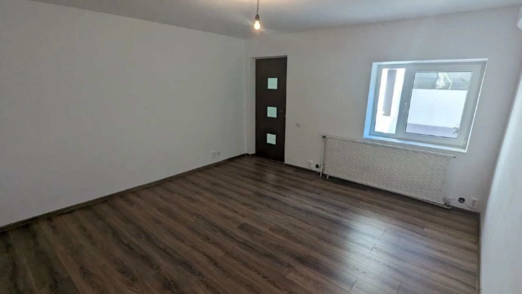Casa de Vanzare Crangasi | 3 Camere | 5 min de mers Metrou Crangasi - Direct Proprietar, persoana fizica, am achiziţionat imobilul în urma cu 11 ani.
Amenajările, consolidarea şi instalaţiile au fost realizate cu simţ de răspundere pentru uz propriu, nu în vederea vânzării.
Motivul vânzării este că m-am mutat in altă ţară.

Adresa exactă este:
Strada Geoagiu 6, sector 6

Casa este situată într-o zona linistita si ultracentrala din Cartierul Crangasi, la doar 5 minute de mers pe jos până la staţia de metrou, tramvaiul 41 si alte conexiuni adiacente. Secţia 20 de Poliţie, Piaţa Crangasi, Magazinul Emag si alte magazine: Lidl, Mega Image, Profi, Carrefour sunt în proximitate.
De asemenea Complexul sportiv Sportul Studenţesc este în apropiere la doar cateva minute de mers pe jos, iar Universitatea Politehnica la 20 minute de mers pe jos.

Detalii Tehnice:
- Imobilul detine toate utilitatile necesare: gaze, apa + canalizare, curent
- Casa este din caramida, fiind reconsolidata si renovată în totalitate
- Izolatie termica exterioara cu exudat de 10 cm
- Acoperiş nou din tabla cutata groasa de 0.5mm
- Teren de 130 m2, cu un spaţiu liber de 65 m2 curte
- Curte betonata cu un detaliu de pamant de aproape 4m2 pentru flori langa gard

Configurare:
- Parter: Intrarea se face prin holul generos cu vizibilitate a livingului mare, separat este 1 dormitor, o baie si o bucatarie
- Mansarda: Intrarea se face prin scara exterioara. Holul este de asemenea locuibil, fiind disponibilă o camera si o baie
- Suprafaţa totala locuibila este de 100 m2 (P+M)
- În poze se poate vedea configuraţia completa

Dotari:
- Parcare interioară pentru o masina, cu posibilitate de parcare în fata portii
- Instalatia de căldură si cea electrică este nouă
- Centrala termica pe gaz
- Aer conditionat
- Parchet la parter si mocheta la mansarda
- Deschiderea casei este în partea de SUD, avand lumina si soare intreaga zi

Potenţial:
- Imobilul este situat în zona M3, pe aceeaşi construcţie se poate supraetaja obtinand P+1E+M
- Pe teren se poate construi un bloc de apartamente

Sunt disponibil la telefon sau prin mesaje, iar casa de asemenea se poate vizualiza oricand.

Preţul este negociabil!