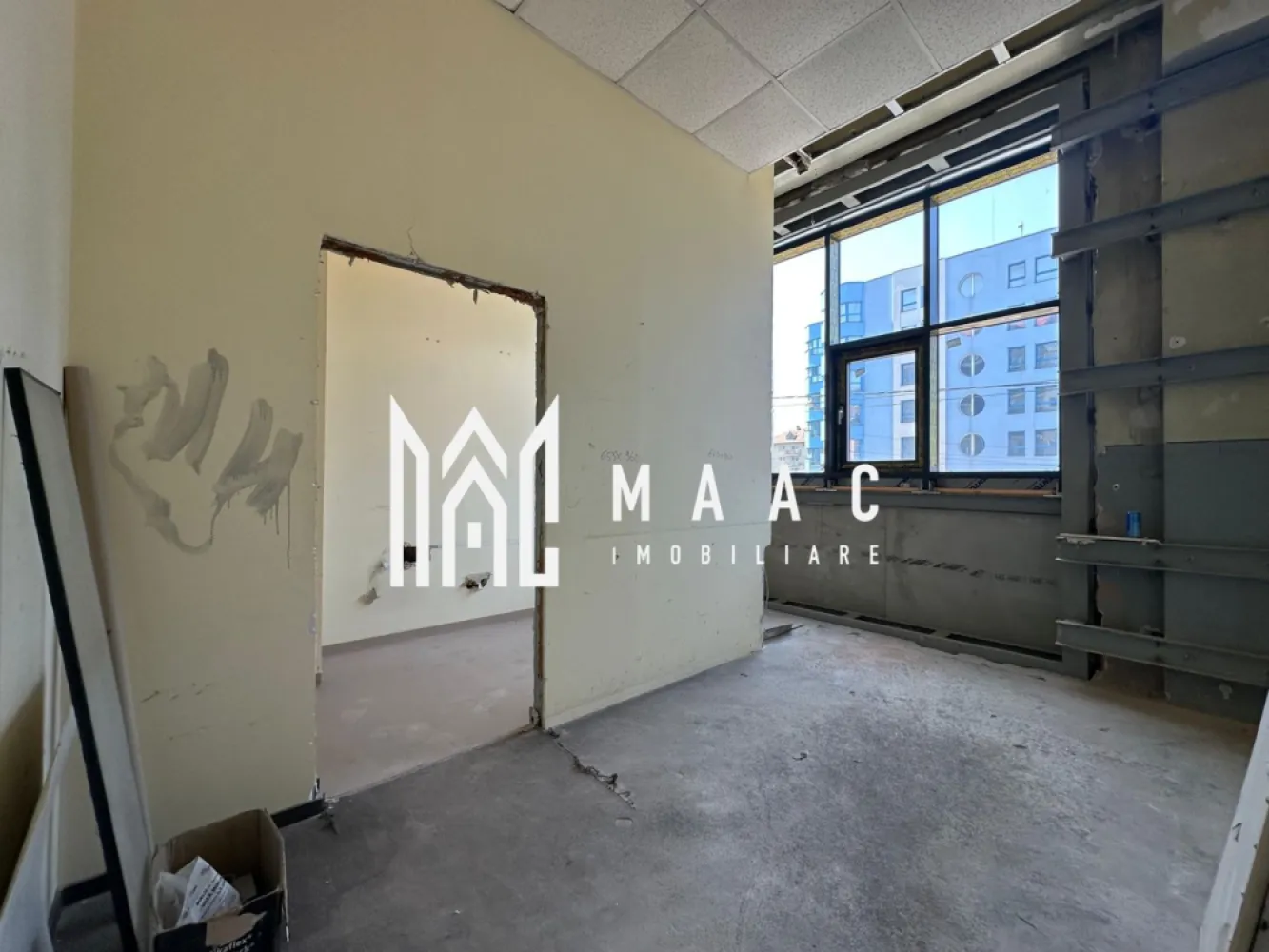 Spațiu de birouri | Etaj 1 | Vizibilitate | Mihai Viteazu - MAAC Imobiliare propune atentiei dumneavoastra spațiu de birouri clasa A+ disponibil spre închiriere – Etajul 1, Bulevardul Mihai Viteazu, Sibiu Într-una dintre cele mai căutate locații din Sibiu – vis-a-vis de Hyperclinica MedLife, pe Bulevardul Mihai Viteazu – vă propunem spre închiriere etajul 1 al unei clădiri de birouri clasa A+, ideal pentru firme care își doresc vizibilitate maximă, acces facil și o imagine impecabilă. Etajul 1 – aproximativ 300 mp utili, acces direct din zona de recepție deal pentru activități cu interacțiune frecventă cu clienții: recepție, front-office, consultanță, servicii medicale private Posibilitate de compartimentare flexibilă și finisaje personalizate la cerere Clădire modernă, cu dotări de ultimă generație și accesibilitate excelentă 📍 Locație premium, în zonă consacrată ca hub de business – aproape de mijloace de transport, restaurante, clinici și bănci. Pentru mai multe detalii va rugam specificati: CP2585923 }}