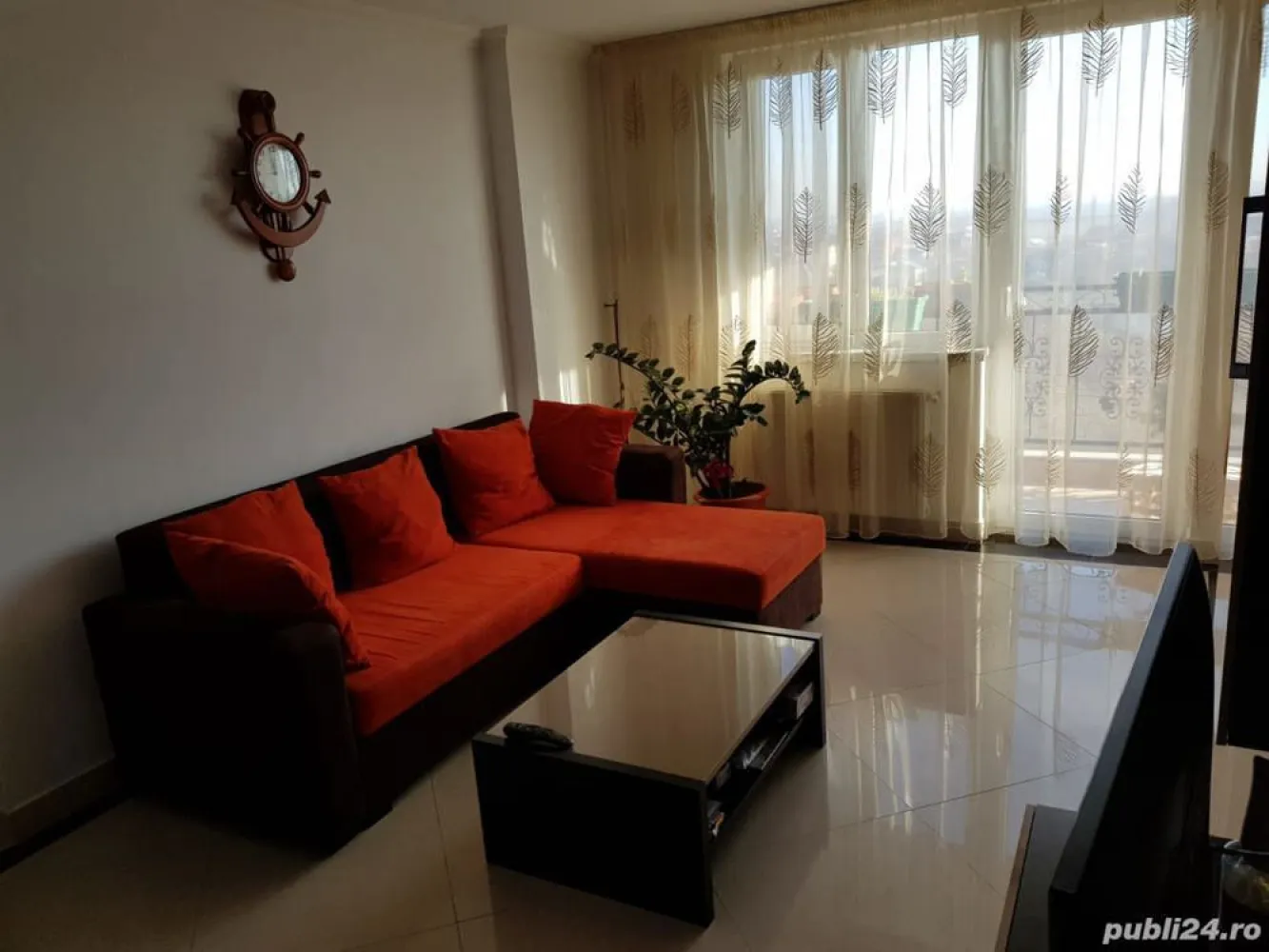Proprietar vind apartament 4 camere sector 2 București - Este un apartament spațios cu 4 camere confort 1 și are centrală proprie. Este situat în sectorul 2 al Bucureștiului, pe Șoseaua Dobroești. Beneficiază de o locație convenabilă, fiind aproape de mijloacele de transport în comun precum autobuzul 455 care are capat la grua de metrou Costin Georgian, autobuzul 253, tramvaiul 55, autobuzul 104 și nu numai. Zona beneficiaza de numeroase facilități, precum magazine (Lidl, Kaufland, Penny, Cora Panteliomn,Mega Mall, Piața Delfinului, toata la mai putin de 5 minute de mers cu masina) restaurante și parcuri(Parcul Florilor, Parcul Morarilor). În apropierea apartamentului se află mai multe școli și grădinițe, cum ar fi Școala Gimnazială nr. 97, Grădinița nr. 205, Grădinița nr. 206 și multe altele. De asemenea, strada iese direct în Șoseaua Fundeni. Apartamentul se afla intr-un cartier rezidențial cu paza. Apartamentul se vinde mobilat, fără electrice și electrocasnice