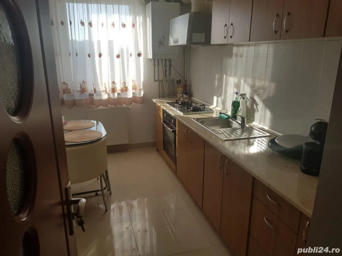Proprietar vind apartament 4 camere sector 2 București - Este un apartament spațios cu 4 camere confort 1 și are centrală proprie. Este situat în sectorul 2 al Bucureștiului, pe Șoseaua Dobroești. Beneficiază de o locație convenabilă, fiind aproape de mijloacele de transport în comun precum autobuzul 455 care are capat la grua de metrou Costin Georgian, autobuzul 253, tramvaiul 55, autobuzul 104 și nu numai. Zona beneficiaza de numeroase facilități, precum magazine (Lidl, Kaufland, Penny, Cora Panteliomn,Mega Mall, Piața Delfinului, toata la mai putin de 5 minute de mers cu masina) restaurante și parcuri(Parcul Florilor, Parcul Morarilor). În apropierea apartamentului se află mai multe școli și grădinițe, cum ar fi Școala Gimnazială nr. 97, Grădinița nr. 205, Grădinița nr. 206 și multe altele. De asemenea, strada iese direct în Șoseaua Fundeni. Apartamentul se afla intr-un cartier rezidențial cu paza. Apartamentul se vinde mobilat, fără electrice și electrocasnice