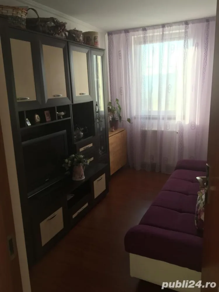 Proprietar vind apartament 4 camere sector 2 București - Este un apartament spațios cu 4 camere confort 1 și are centrală proprie. Este situat în sectorul 2 al Bucureștiului, pe Șoseaua Dobroești. Beneficiază de o locație convenabilă, fiind aproape de mijloacele de transport în comun precum autobuzul 455 care are capat la grua de metrou Costin Georgian, autobuzul 253, tramvaiul 55, autobuzul 104 și nu numai. Zona beneficiaza de numeroase facilități, precum magazine (Lidl, Kaufland, Penny, Cora Panteliomn,Mega Mall, Piața Delfinului, toata la mai putin de 5 minute de mers cu masina) restaurante și parcuri(Parcul Florilor, Parcul Morarilor). În apropierea apartamentului se află mai multe școli și grădinițe, cum ar fi Școala Gimnazială nr. 97, Grădinița nr. 205, Grădinița nr. 206 și multe altele. De asemenea, strada iese direct în Șoseaua Fundeni. Apartamentul se afla intr-un cartier rezidențial cu paza. Apartamentul se vinde mobilat, fără electrice și electrocasnice
