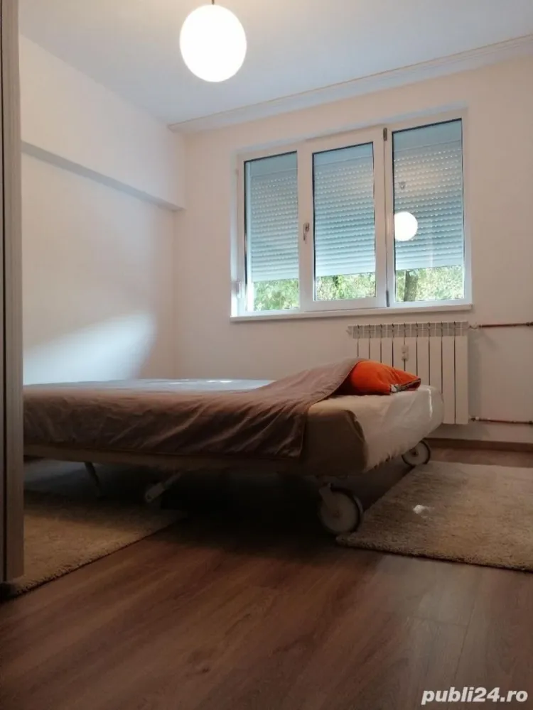 Apartament 4 camere decomandat Pacii-Gorjului-Apusului-Uverturii, COMPLEX COMERCIAL APUSULUI - ATENTIE!!! comision 0% 
DIRECT PROPRIETAR

NU DORESC COLABORARE CU AGENTII IMOBILIARE!
VA ROG NU INSISTATI.

Apartament cu 4 camere decomandat, confort 1, clasa energetica A.
Situat pe strada Apusului, in zona Complexului Comercial Apusului, amenajat premium, intr-o zona excelenta, sigura si cunoscuta Pacii-Gorjului-Apusului-Uverturii,
aproape de orice punct de interes, transport in comun, zone comerciale, supermarketuri, mall-uri, piete, parcuri, scoli, gradinite si cresa etc.

Transportul in comun nu ar trebui sa mai fie o grija, toate legaturile sunt la indemana

Metrou Piata Gorjului 8-10 min.
Metrou Pacii 12-15 min
STB linia 336,178,106 1-2 min Complex comercial Apusului 
Autogara Militari 12 min

Scolii, gradinite si cresa:

Scoala "Regina Maria" (fosta gen.198) 100-150 metri,
 
Scoala Constantin Brâncusi (fosta gen. 174) 100-150metri, 

Scoala "Sfânta Treime" (fosta 160) distanta100-150 metri.
 
Gradinita "Dumbrava Minunilor" in incinta scolii Regina Maria 100-150 metri, 

Cresa Militari "Harap Alb" la100-150 metri, 

Policlinica Apusului 100 metri.

Acest apartament ofera multa lumina, caldura, confort, liniste, siguranta, spatiu, intimitate, spatiu verde si tot ce iti doresti.

Apartamentul de 4 camere decomandat 80mp se afla la etajul 3 din 4.
-bucatarie - 7.70mp
-living - 18mp
-camera - 13.00mp
-camera - 11mp
-camera - 10mp
2 apartamente pe palier, 
10 apartamente pe scara, vedere mixta, mult spatiu verde, boxa spatioasa la subsolul blocului si nu in ultimul rand, parcare ADP in fata blocului, CATV+INTERNET (wifi)
Blocul beneficieaza de interfon si camere video la fiecare scara.
Apartamentul este izolat termic (10cm clasa energetica A), proaspat renovat si amenajat premium, se vinde complet mobilat si utilat.
ATENTIE!
Intretinerea este foarte mica.

Apartamentul dispune de 4 camere decomandat, suprafata utila 80mp, etaj 3 din 4, 1 baie, 1 WC servici, 1 balcon spatios
Usa metalica MACO cu yale MOTTURA
Tamplarie PVC VEKA
Gresie si faianta PREMIUM
Parchet laminat EGGER
Usi CLASSEN
Aer conditionat ELECTROLUX (control WIFI)
Rulouri aluminiu
Baterie+dus cada GROHE 
Baterie lavoar KLUDI
Intrerupatoare si prize SCHNEIDER
Totul este nou.
Toate utilitatile: tevi cupru, calorifere aluminiu, contoare apa si caldura cu citire radio.

BUCATARIA: 
este executata la comanda si include: 
Chiuveta+baterie PYRAMIS 
Masina de spalat vase ARISTON
Cuptor electric ELECTROLUX
Plita cu gratar din fonta
ARISTON HOTPOINT
Hota GORENJE, 
Frigider INDSESIT.

BAIE: 
Baterii GROHE, KLUDI
Obiecte sanitare ROCA
Masina de spalat LG (8kg)

CAMERE;
Dormitor matrimonial executat la comanda
Sifonier, dulapuri si canapele IKEA in camere
 
ATENTIE!! TOTUL ESTE NOU!!! 

Nu se accepta credit ipotecar.

Suprafata totala utila de 80 mp COMISION 0%!!!
NU DORIM COLABORARE AGENTII IMOBILIARE
