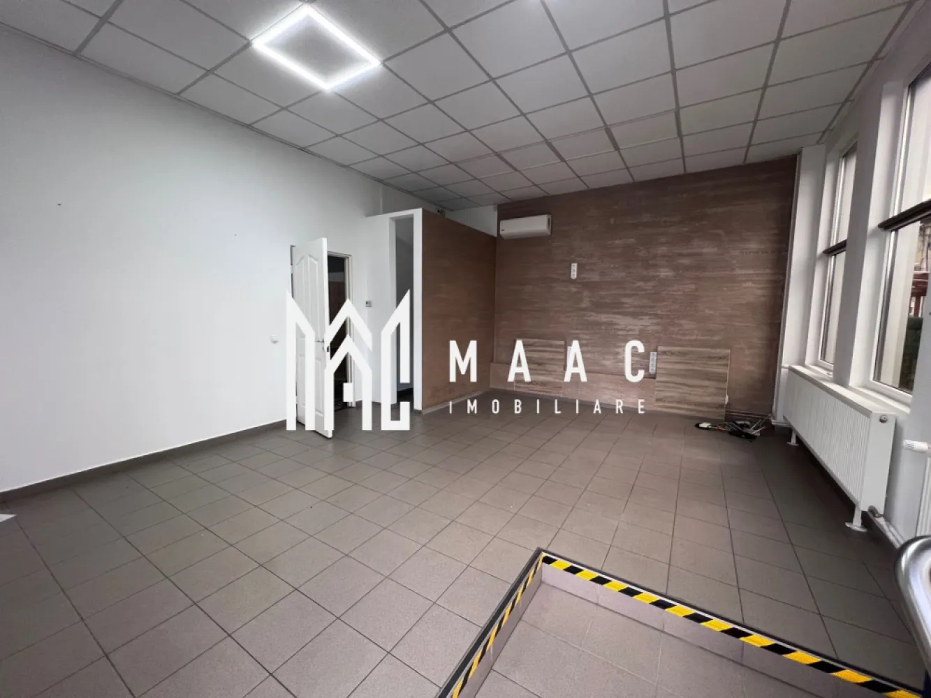 Spațiu comercial de închiriat I 36MP I Zona Calea Dumbravii - MAAC Imobiliare propune spre închiriere un spațiu comercial amplasat in zona Calea Dumbravii. Este alcatuit dintr-o incapere generoasa, grup sanitar si spatiu de depozitare.. Dispune de instalatie de aer conditionat, centrala termica, parcare. Se închiriază pe o durată minimă de 12 luni. Se percepe o garanție în cuantumul unei chirii lunare. Pentru mai multe informații, sau pentru a programa o vizionare, va rugam specificați telefonic: CP2585532 }}