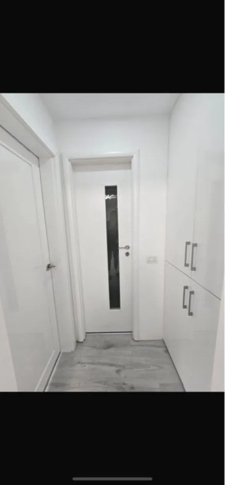 Casă la curte Proprietar vizavi de Carrefour Alexandriei Ildl etc - Sunt două corpuri de clădire cu intrare separată,care conțin fiecare grup sanitar cu duș,bucătării,centrală pe gaz cu calorifere.Se află vizavi de Carrefour Alexandriei Ildl,Kaulfland la 3 min de mers pe jos,corpul1 are 67mp și a doua 55mp.Mai multe detalii la telefon
