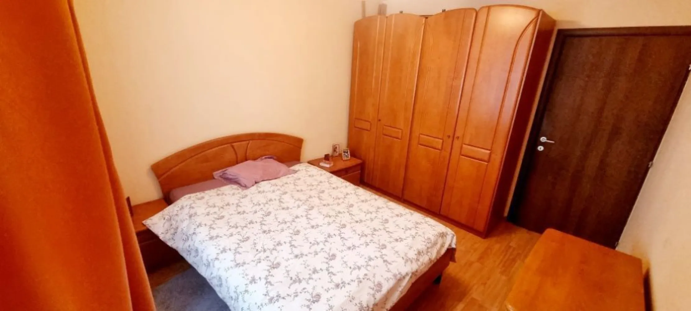 Vand apartament 4 camere Margeanului - Ilie Mihail - Vand apartament cu 4 camere, situat pe strada Soldat Ilie Mihail.
PARTER,
LOC DE PARCARE in fata geamului
Bloc anvelopat Iulie 2023, geamuri schimbate.

Suprafata 86 mp:
2 bai
4 camere
Bucatarie
Centrala proprie
Complet mobilat

Bloc construit intre 1983-1986, P+8 Et.